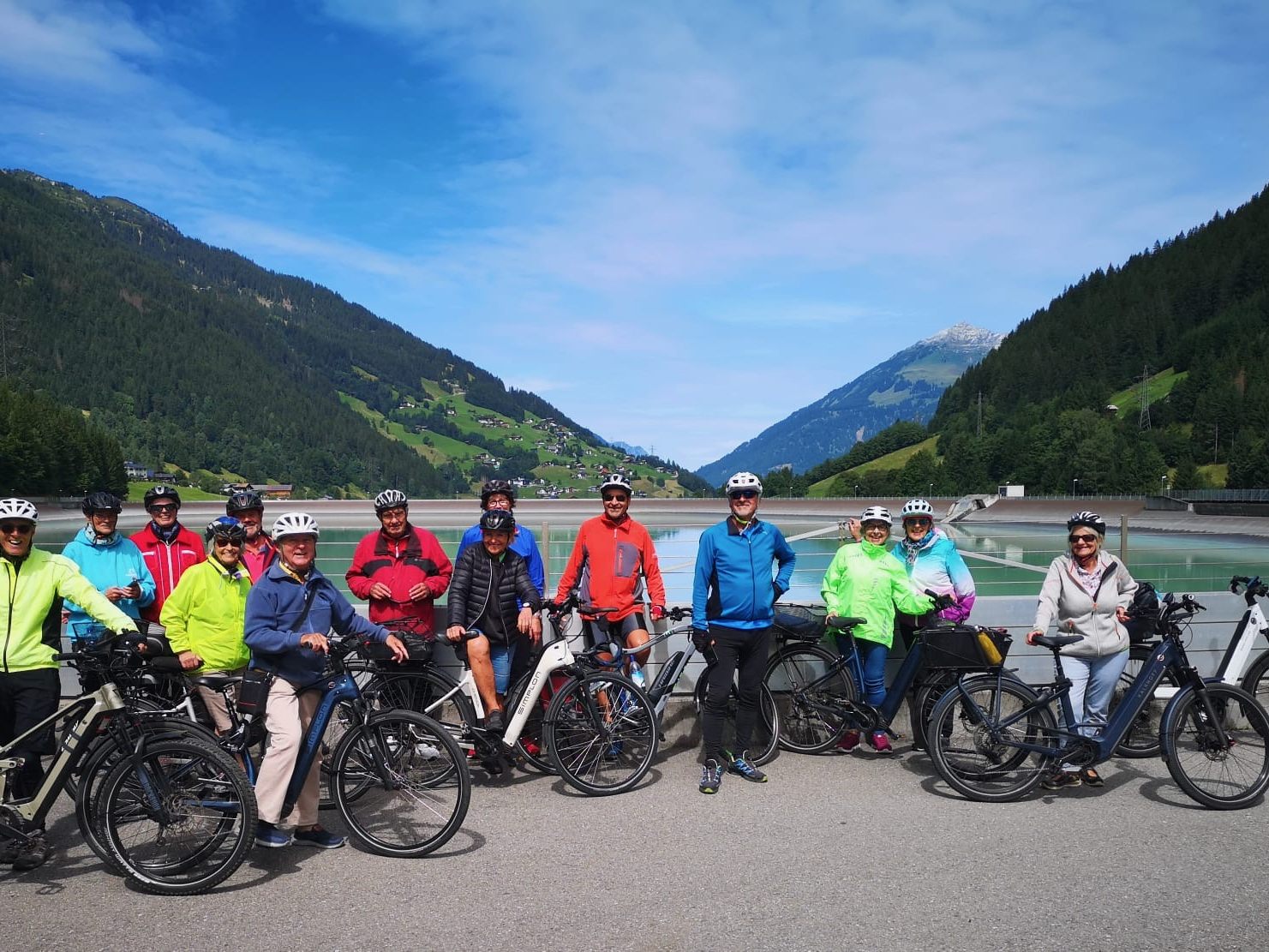 Die Radlergruppe am Rifa-Becken in Partenen Die Radlergruppe am Rifa-Becken in Partenen