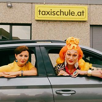 Dragqueen Candy Licious unterrichtet künftig Wiener Taxifahrer in Sachen Diversität.