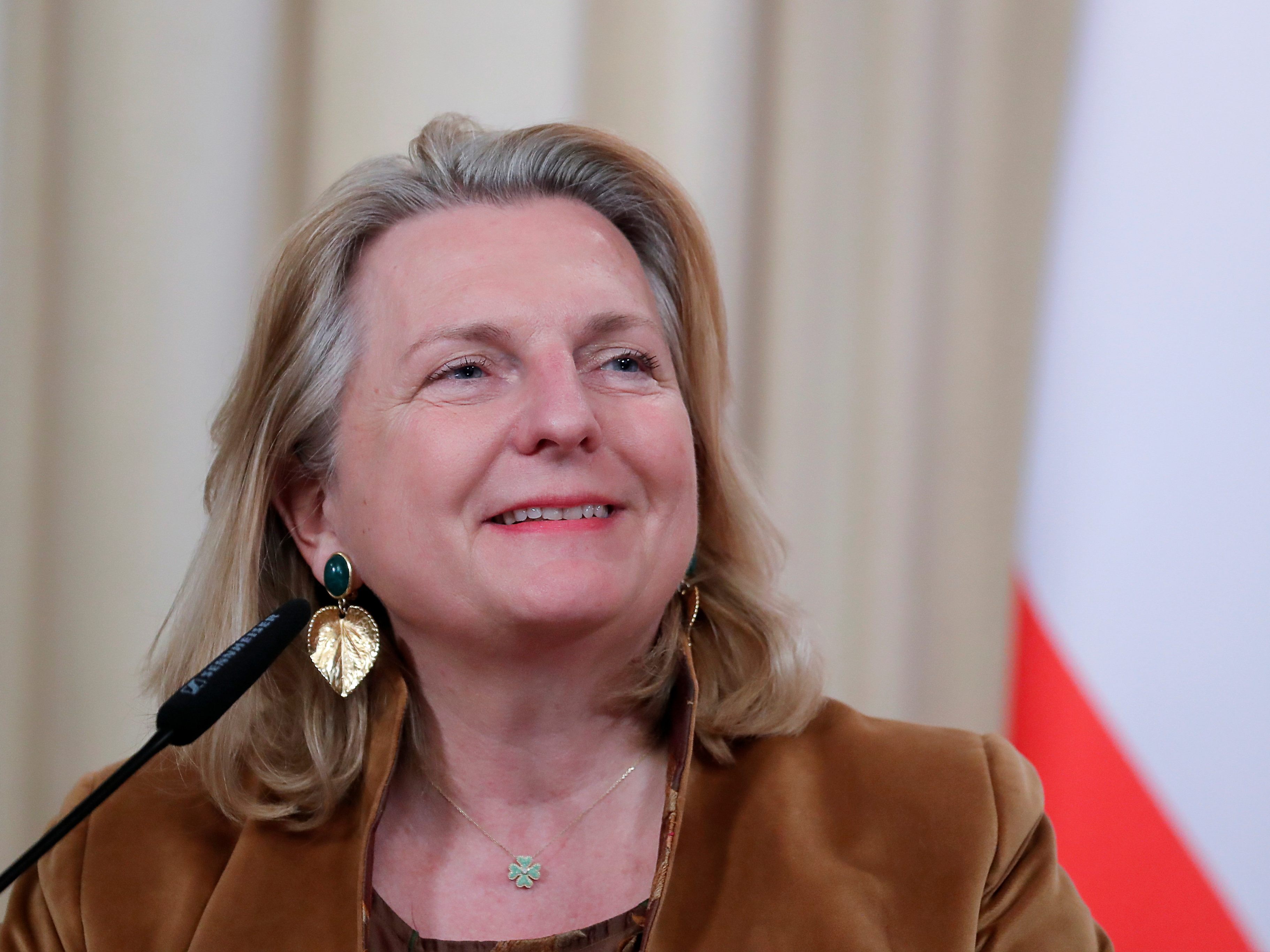 Kneissl erklärte, sie brauche die Malediven oder die Seychellen nicht. Kneissl erklärte, sie brauche die Malediven oder die Seychellen nicht.