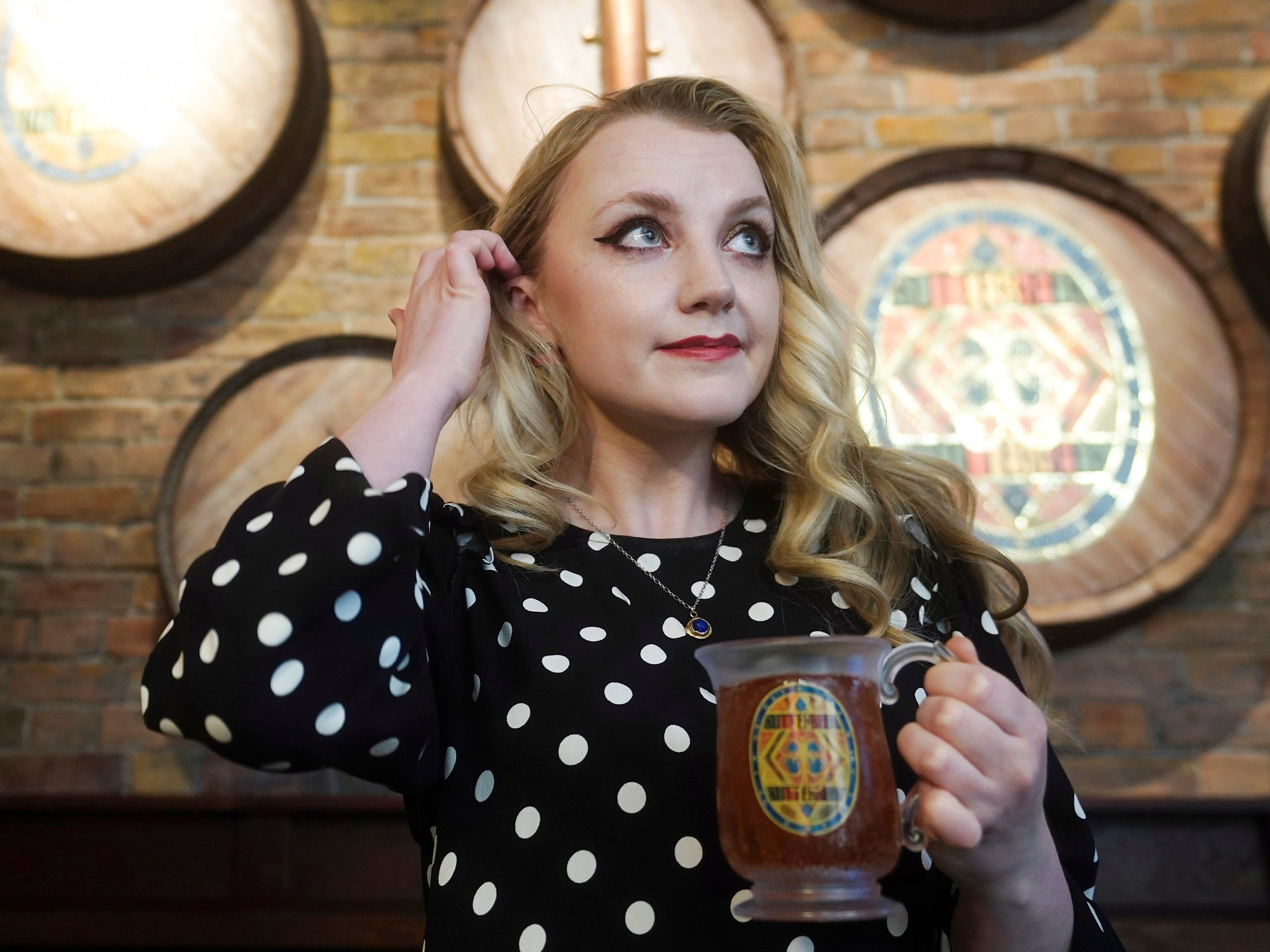 Lange blonde Locken gehören nicht mehr zu Evanna Lynchs neuem Style. Lange blonde Locken gehören nicht mehr zu Evanna Lynchs neuem Style.