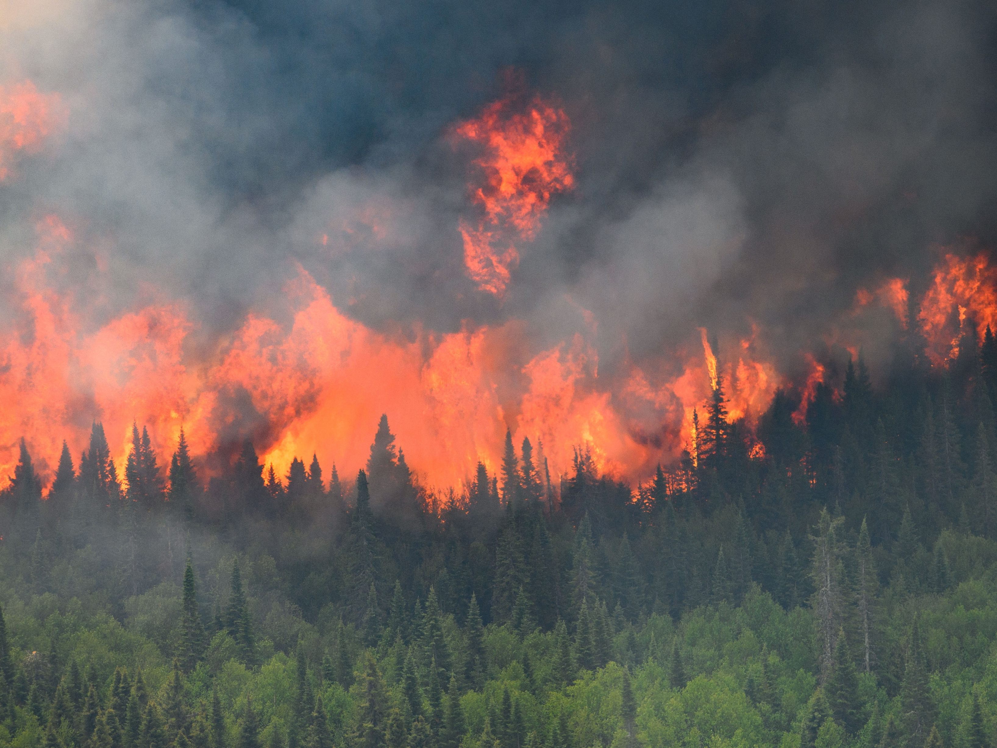 Wegen eines Feuers mussten Bewohner einer kanadischen Stadt evakuiert werden. Wegen eines Feuers mussten Bewohner einer kanadischen Stadt evakuiert werden.