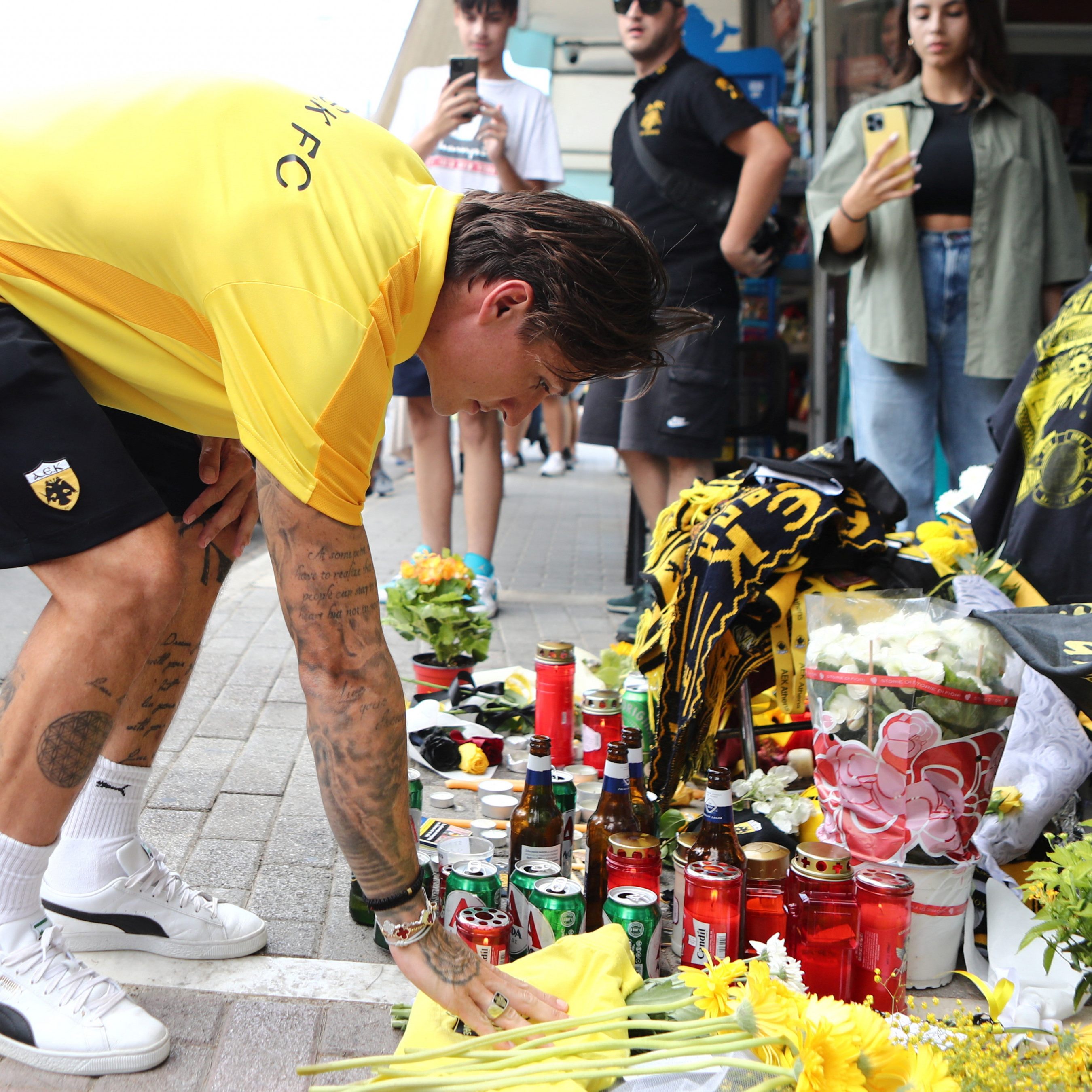 Nach einem Zusammenstoß zwischen Fans von AEK Athen mit Dinamo Zagreb starb ein griechischer Fußball-Fan.