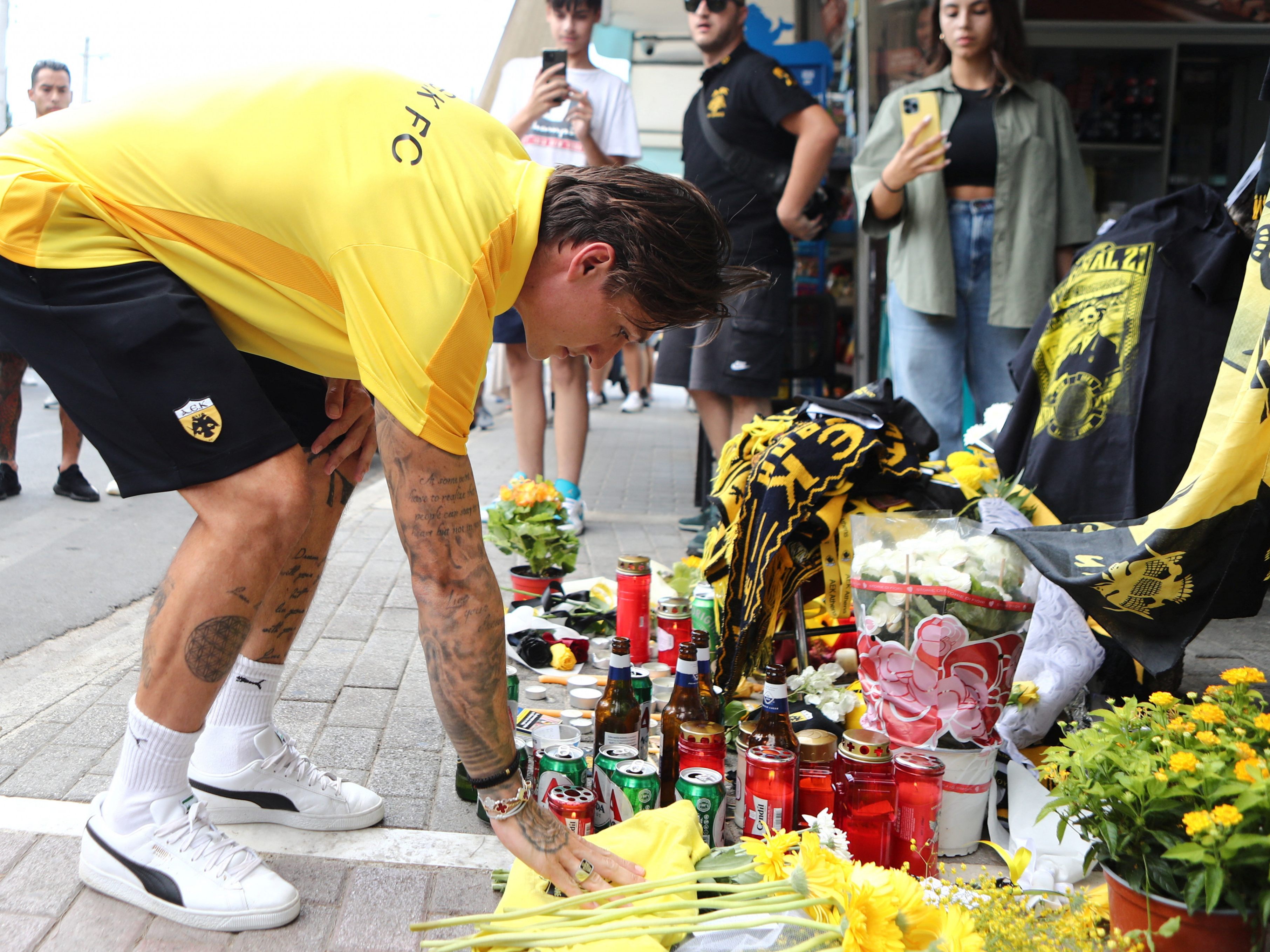 Nach dem Tod eines Fans bei einem Fußball-Spiel zwischen Athen und Kroatien, legen Fans Blumen und Kerzen zum Andenken nieder. Nach dem Tod eines Fans bei einem Fußball-Spiel zwischen Athen und Kroatien, legen Fans Blumen und Kerzen zum Andenken nieder.