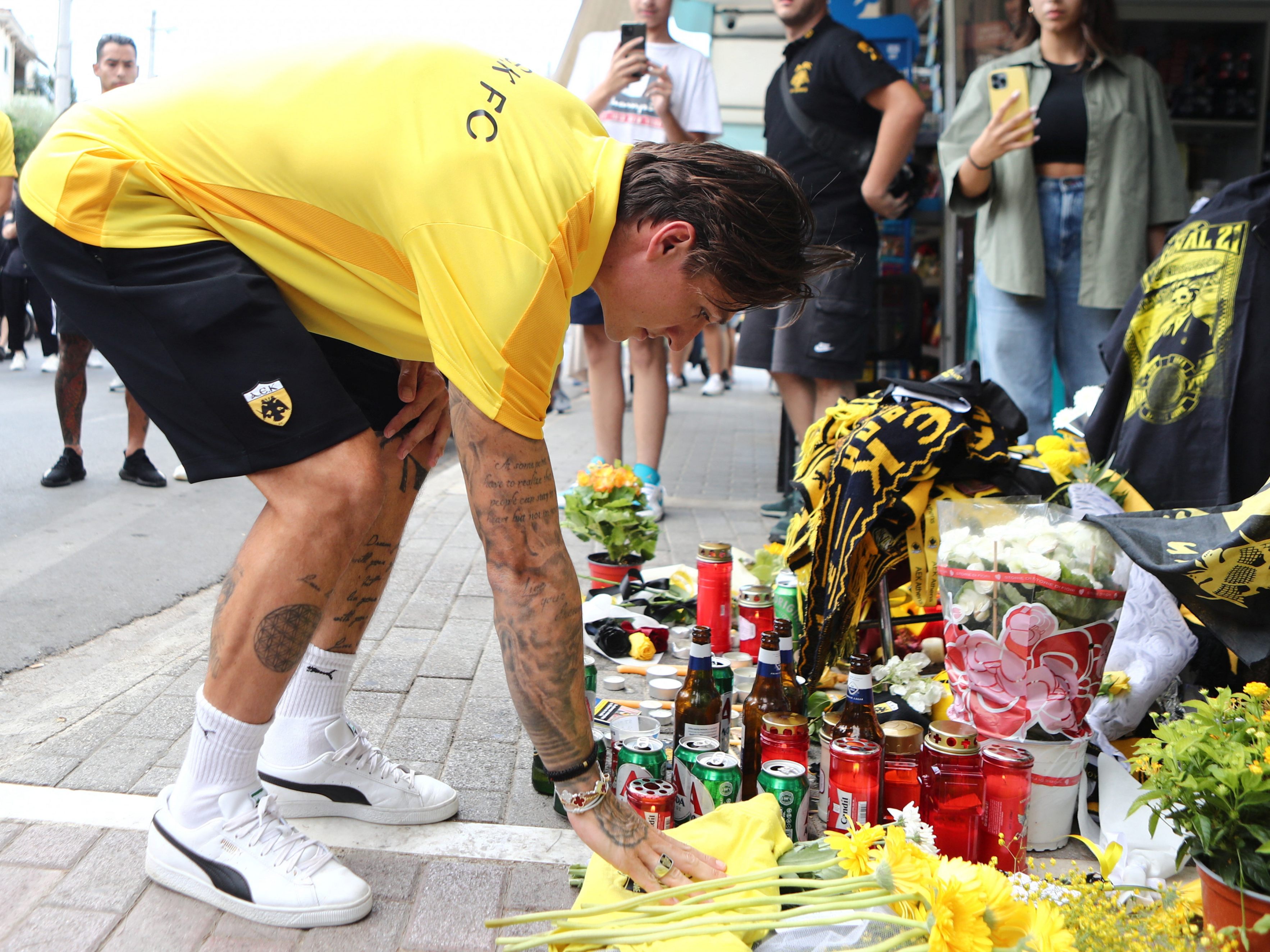 Nach einem Zusammenstoß zwischen Fans von AEK Athen mit Dinamo Zagreb starb ein griechischer Fußball-Fan. Nach einem Zusammenstoß zwischen Fans von AEK Athen mit Dinamo Zagreb starb ein griechischer Fußball-Fan.