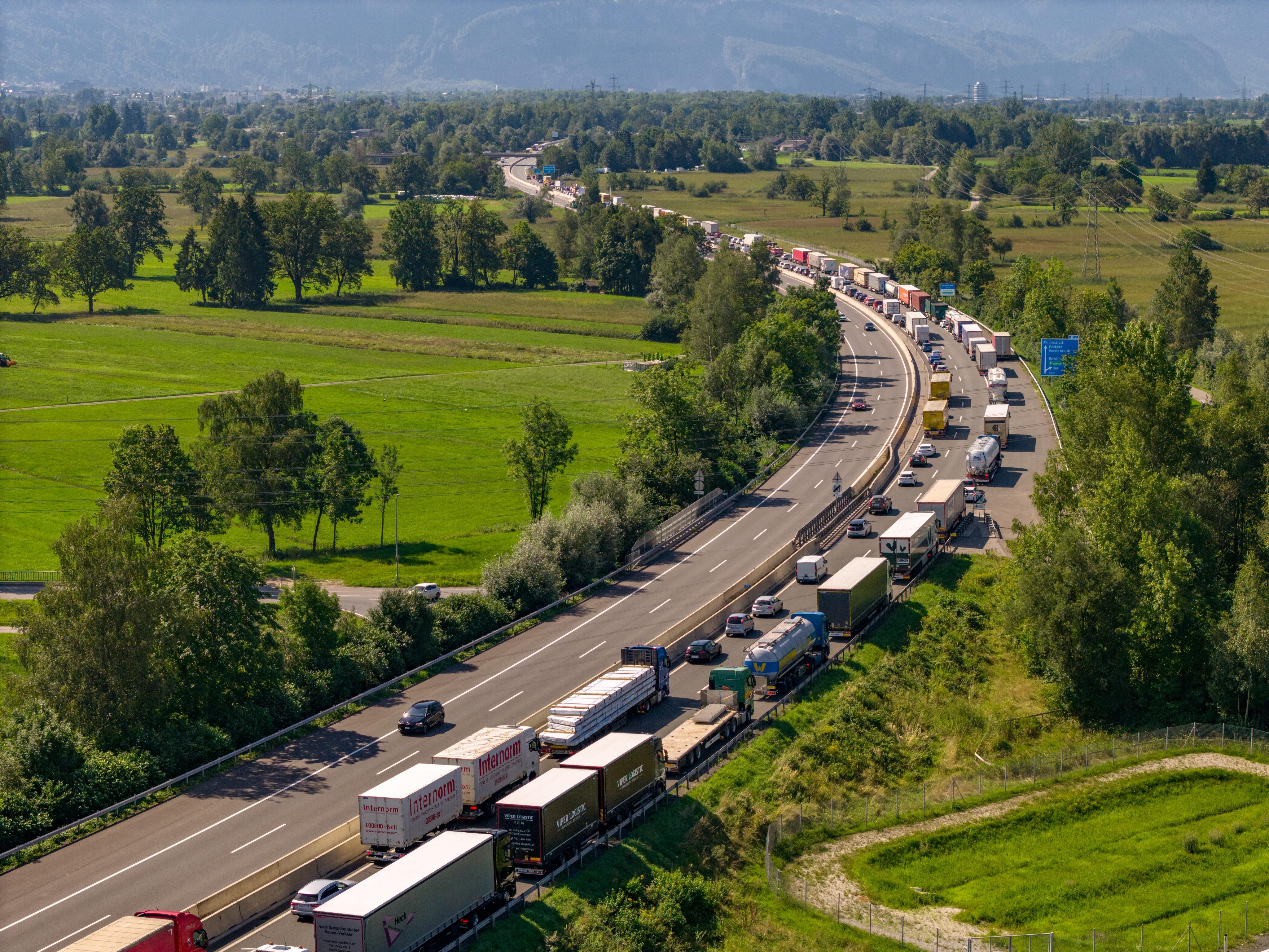Kilometerlanger Stau auf der A14