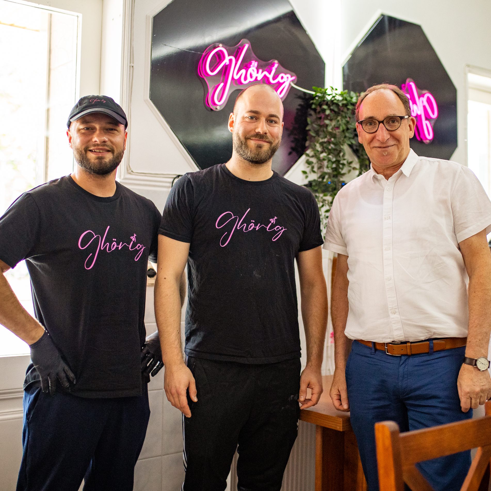 Die frisch gebackenen ­Gastronomen bekamen Besuch von Bundesminister Johannes Rauch. Dabei traf er ein Urteil, dass die religiösen Gefühle mancher Spätzletiger ­verletzten könnte …