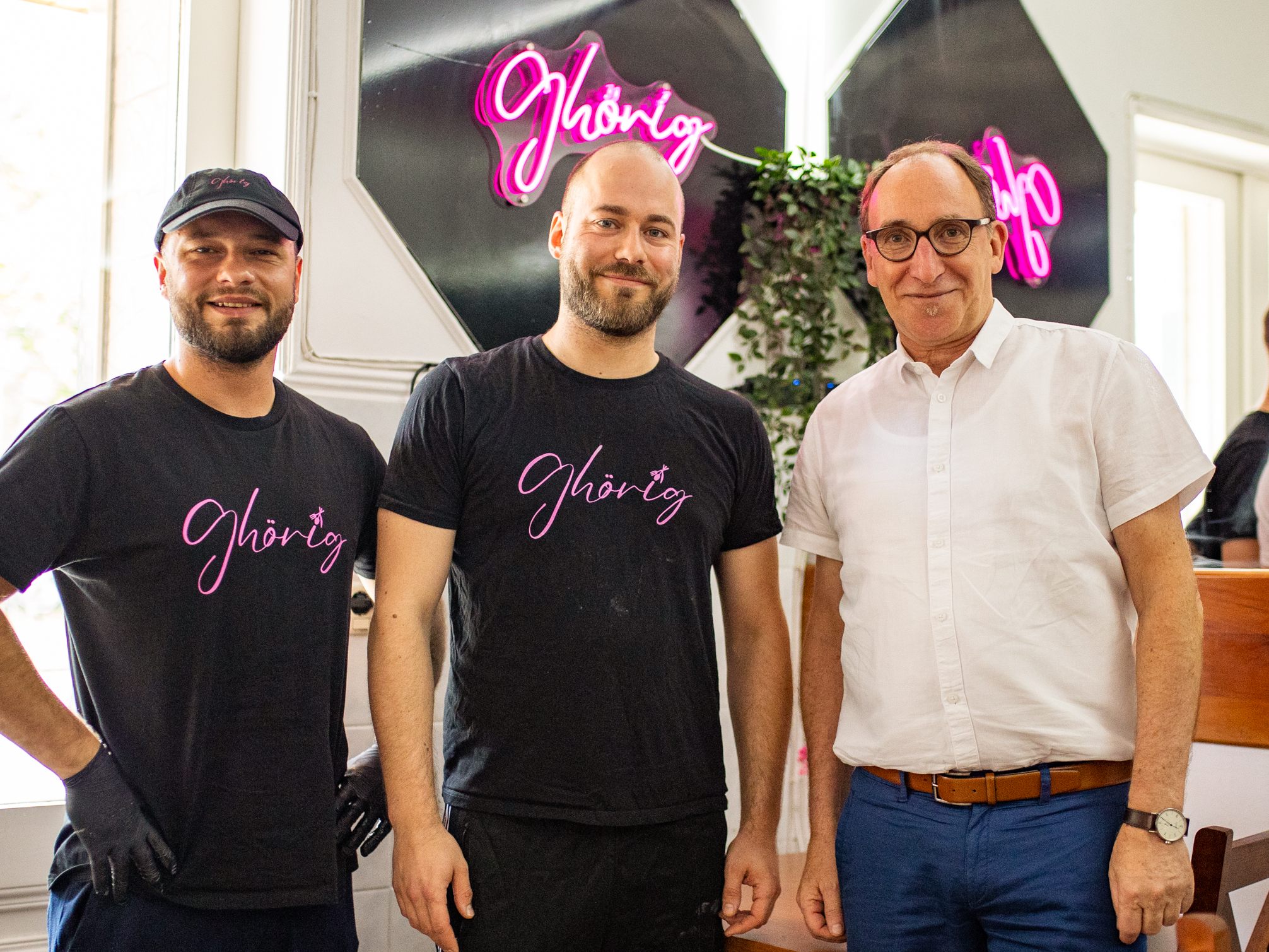 Die frisch gebackenen ­Gastronomen bekamen Besuch von Bundesminister Johannes Rauch. Dabei traf er ein Urteil, dass die religiösen Gefühle mancher Spätzletiger ­verletzten könnte …