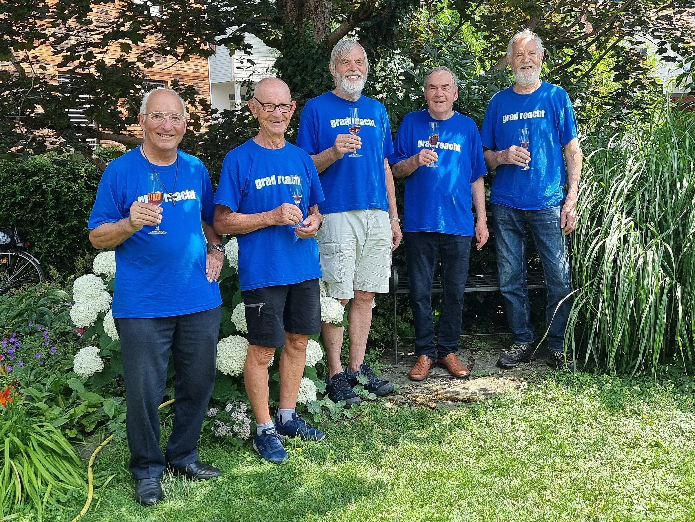 Mit einem Sektle stieß die Wandergruppe "Grad reacht" rund um Joe Schgör, Franz Brugger, Franz Wehinger, Kurt Vetter und Armin Fetz auf ihr besonderes Jubiläum an. Mit einem Sektle stieß die Wandergruppe "Grad reacht" rund um Joe Schgör, Franz Brugger, Franz Wehinger, Kurt Vetter und Armin Fetz auf ihr besonderes Jubiläum an.