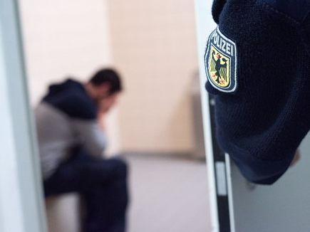 Bundespolizei bringt Migranten in Abschiebehafteinrichtung. Bundespolizei bringt Migranten in Abschiebehafteinrichtung.