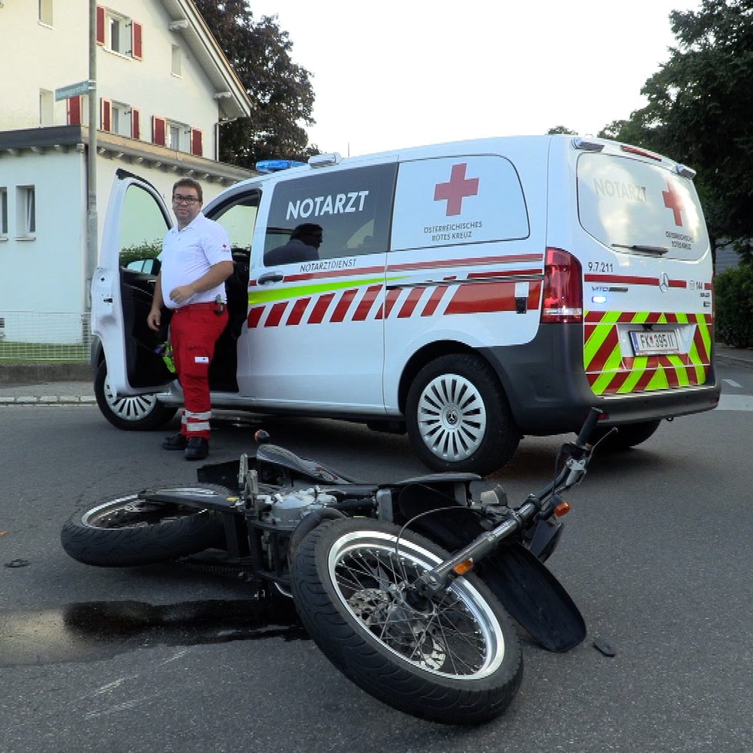 Der Notarzt warvor Ort um den verunfallten Mopedlenker zu versorgen.