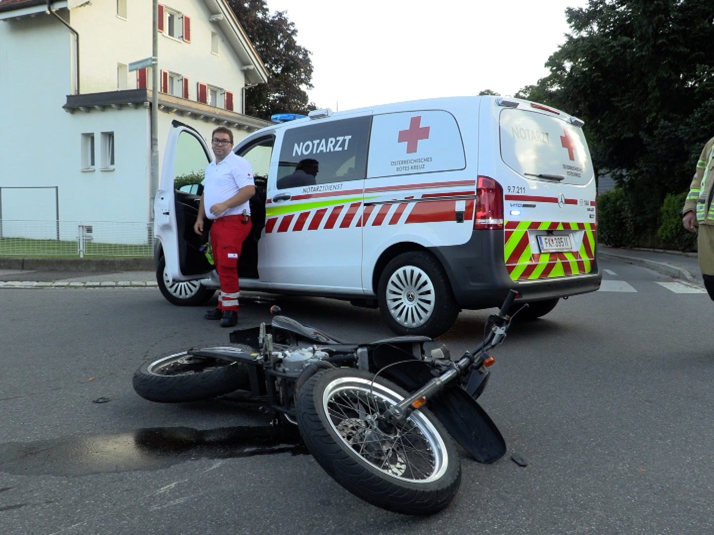 Der Notarzt warvor Ort um den verunfallten Mopedlenker zu versorgen. Der Notarzt warvor Ort um den verunfallten Mopedlenker zu versorgen.
