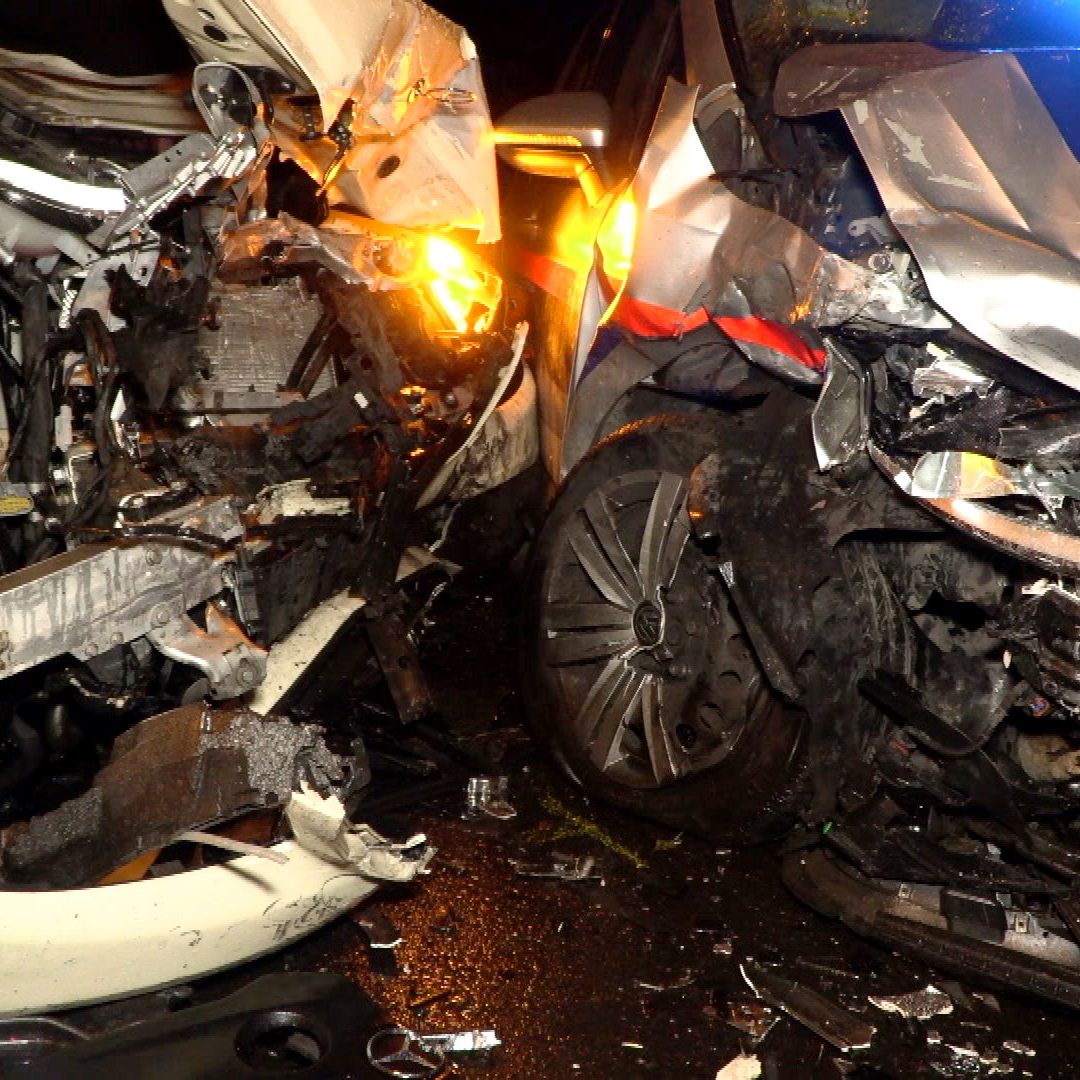 An beiden Fahrzeugen entstand Totalschaden