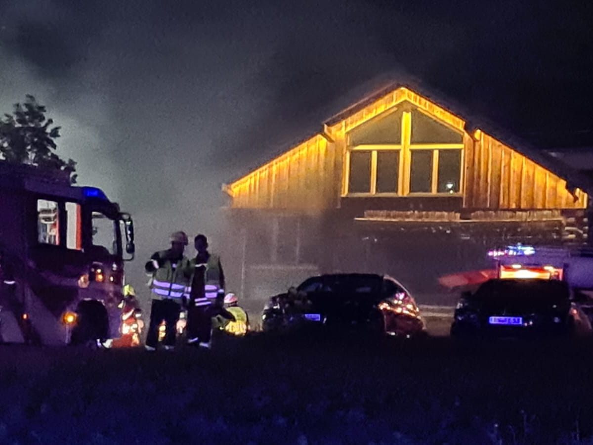 Feuer drohte auf Wohnhaus überzugreifen Feuer drohte auf Wohnhaus überzugreifen