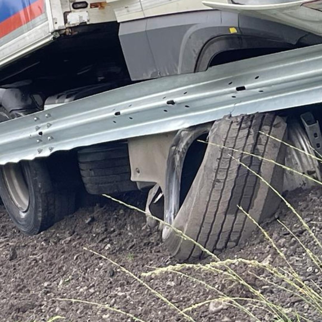 Reifenplatzer: Lkw-Lenker verlor Kontroller über Fahrzeug und krachte mit dem Lkw gegen die Leitschiene.