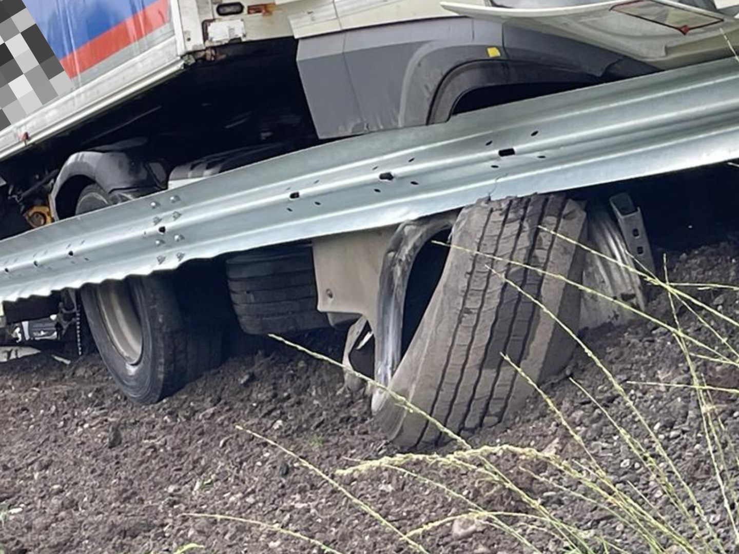 Reifenplatzer: Lkw-Lenker verlor Kontroller über Fahrzeug und krachte mit dem Lkw gegen die Leitschiene. Reifenplatzer: Lkw-Lenker verlor Kontroller über Fahrzeug und krachte mit dem Lkw gegen die Leitschiene.