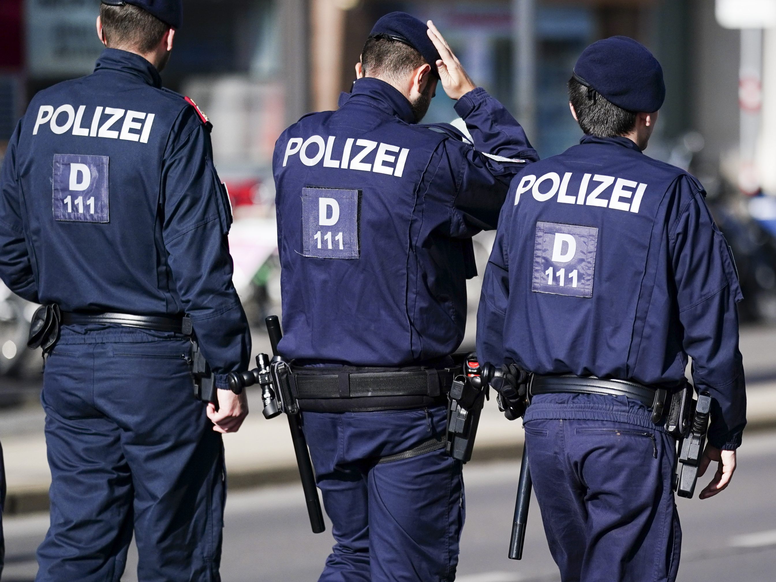 Die Polizei sucht nach Attacken auf Obdachlose nach dem Täter. Die Polizei sucht nach Attacken auf Obdachlose nach dem Täter.