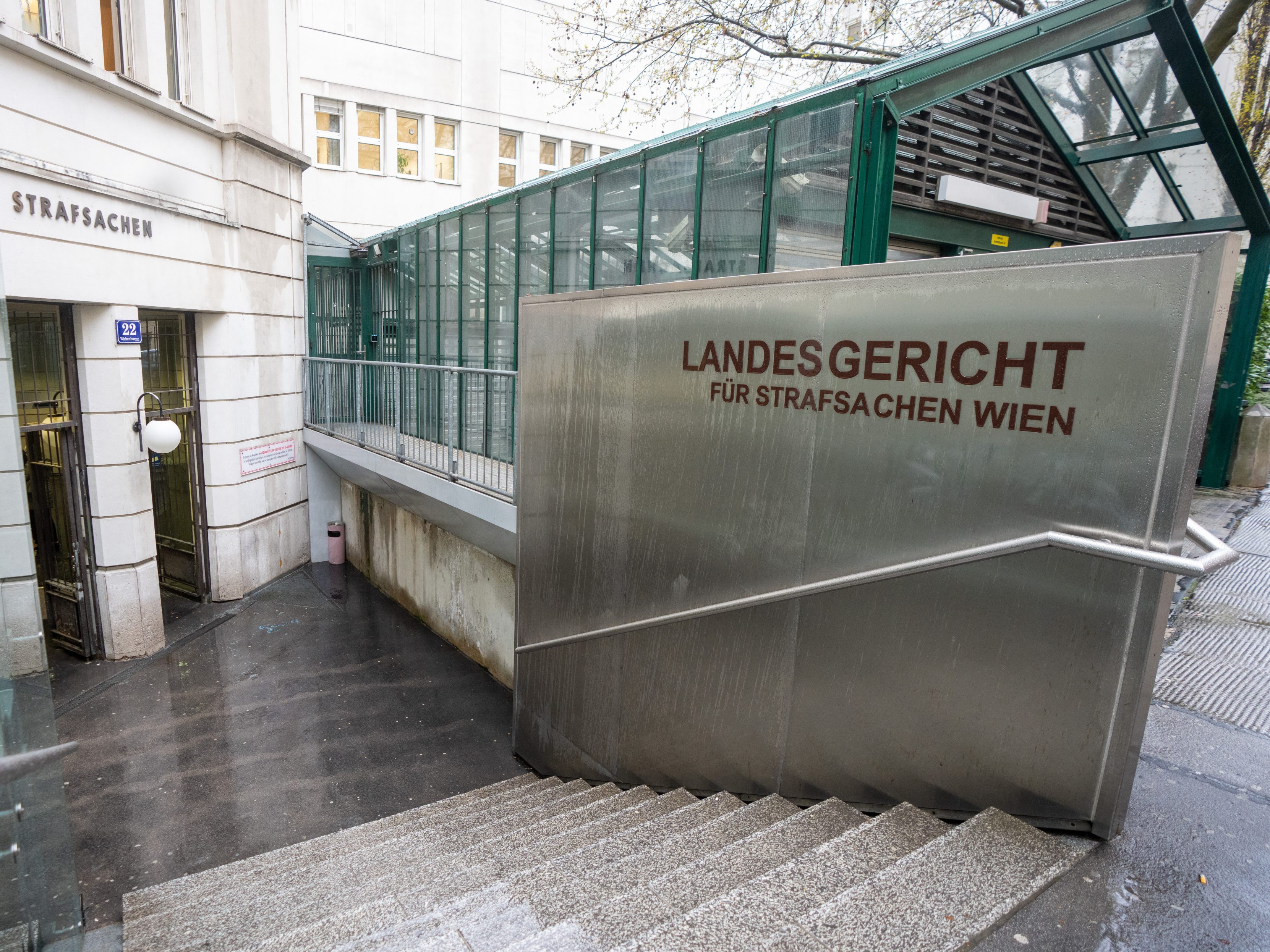 Ein 18-Jähriger stalkte jahrelang seine Nachbarinnen. Nun wurde er zu sechs Monaten bedingter Haft verurteilt. Ein 18-Jähriger stalkte jahrelang seine Nachbarinnen. Nun wurde er zu sechs Monaten bedingter Haft verurteilt.