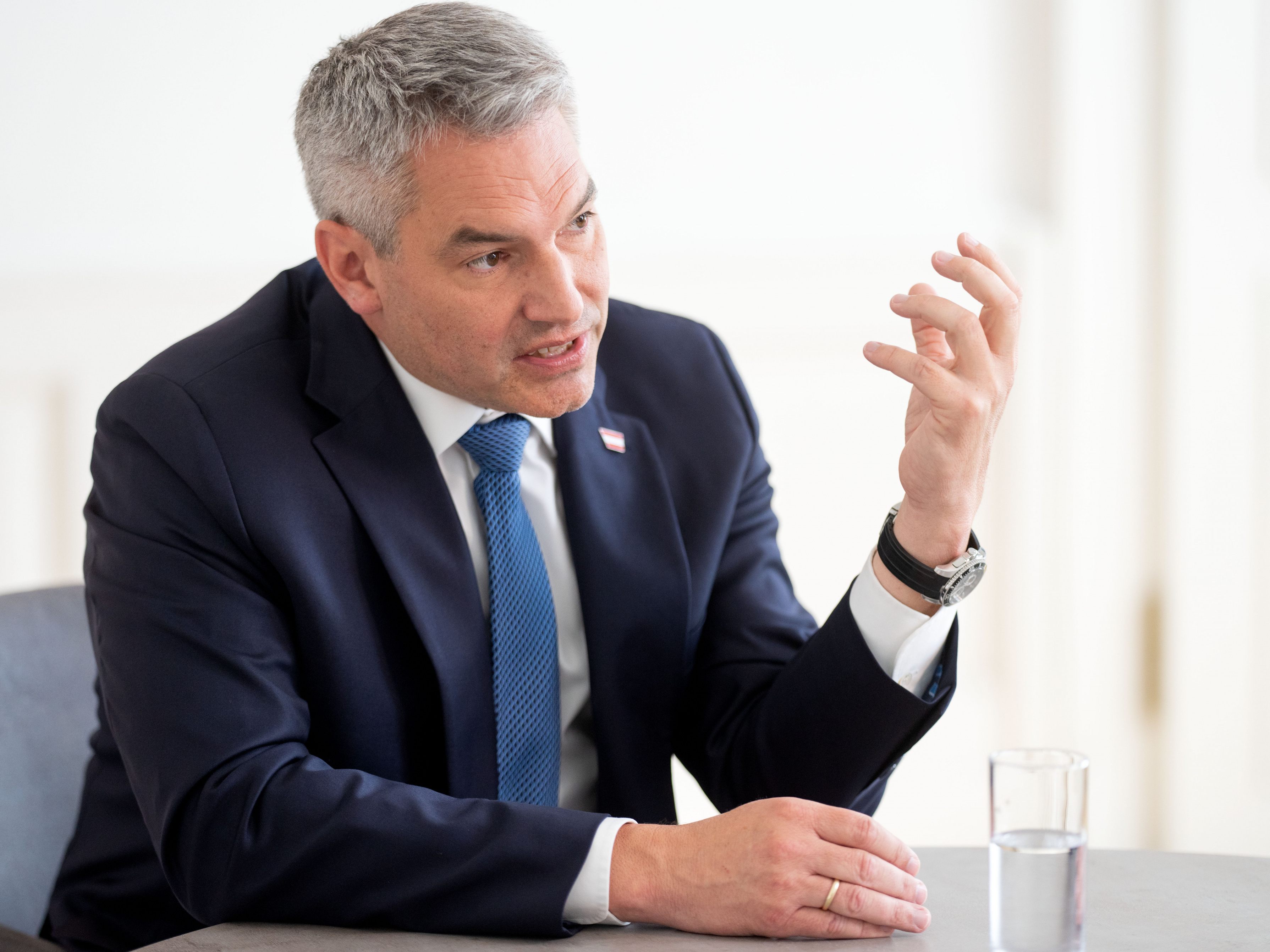 Karl Nehammer will Bargeld in der Verfassung verankern. Karl Nehammer will Bargeld in der Verfassung verankern.