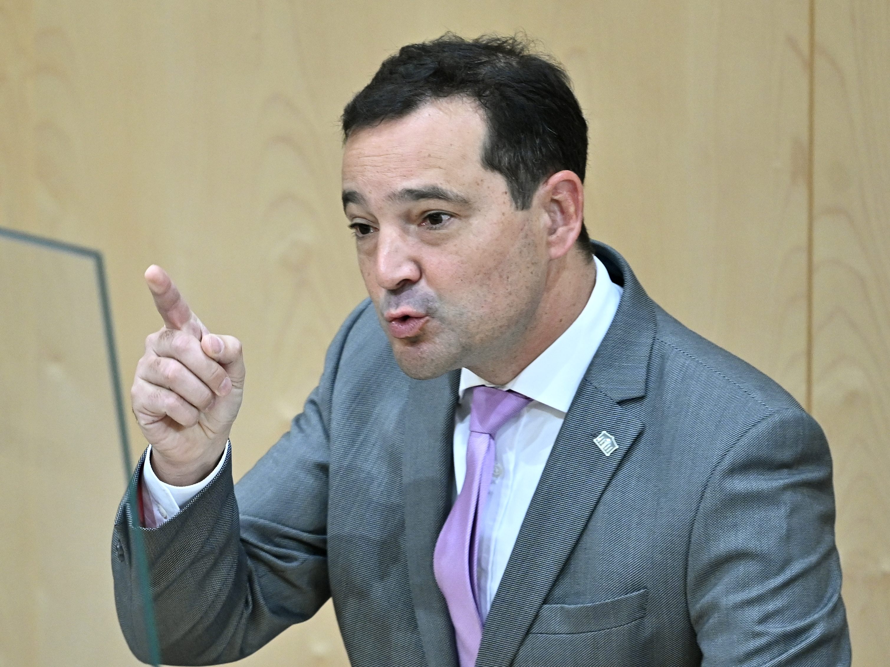 Für Loacker (NEOS) ist das "Pensionssystem ist nicht mehr finanzierbar".