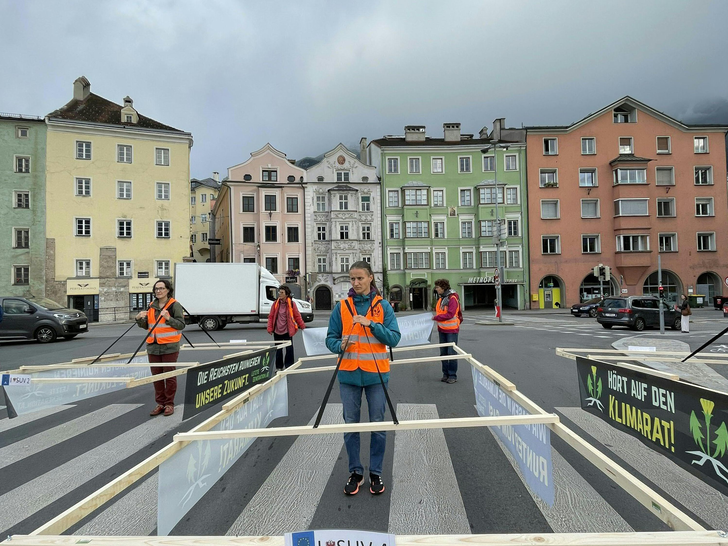 Klimaaktivisten blockierten erneut Straßen in Innsbruck. Klimaaktivisten blockierten erneut Straßen in Innsbruck.