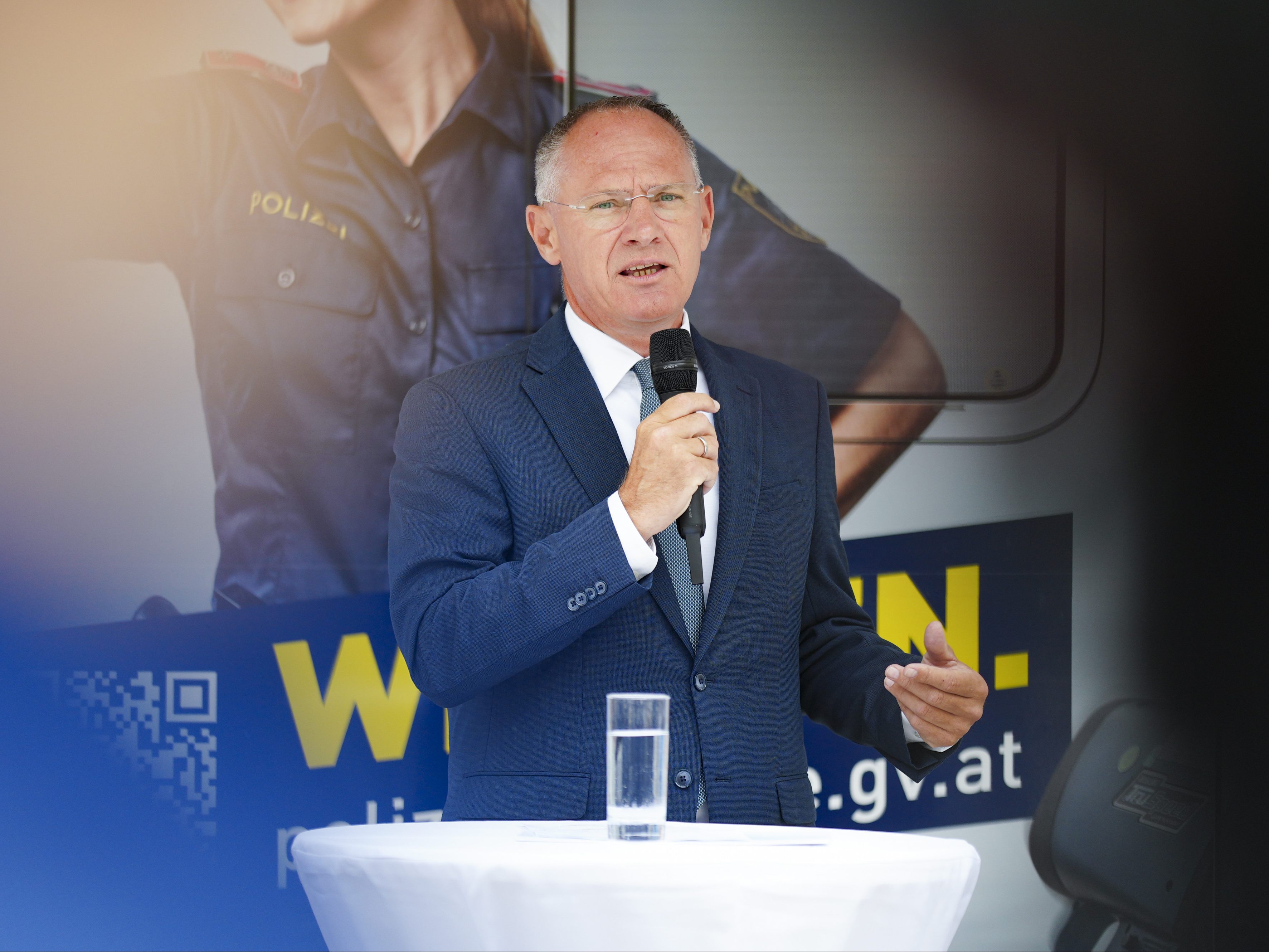 Innenminister Gerhard Karner (ÖVP) sieht die neue Rekrutierungs-Maßnahmen der Polizei als Erfolg. Innenminister Gerhard Karner (ÖVP) sieht die neue Rekrutierungs-Maßnahmen der Polizei als Erfolg.