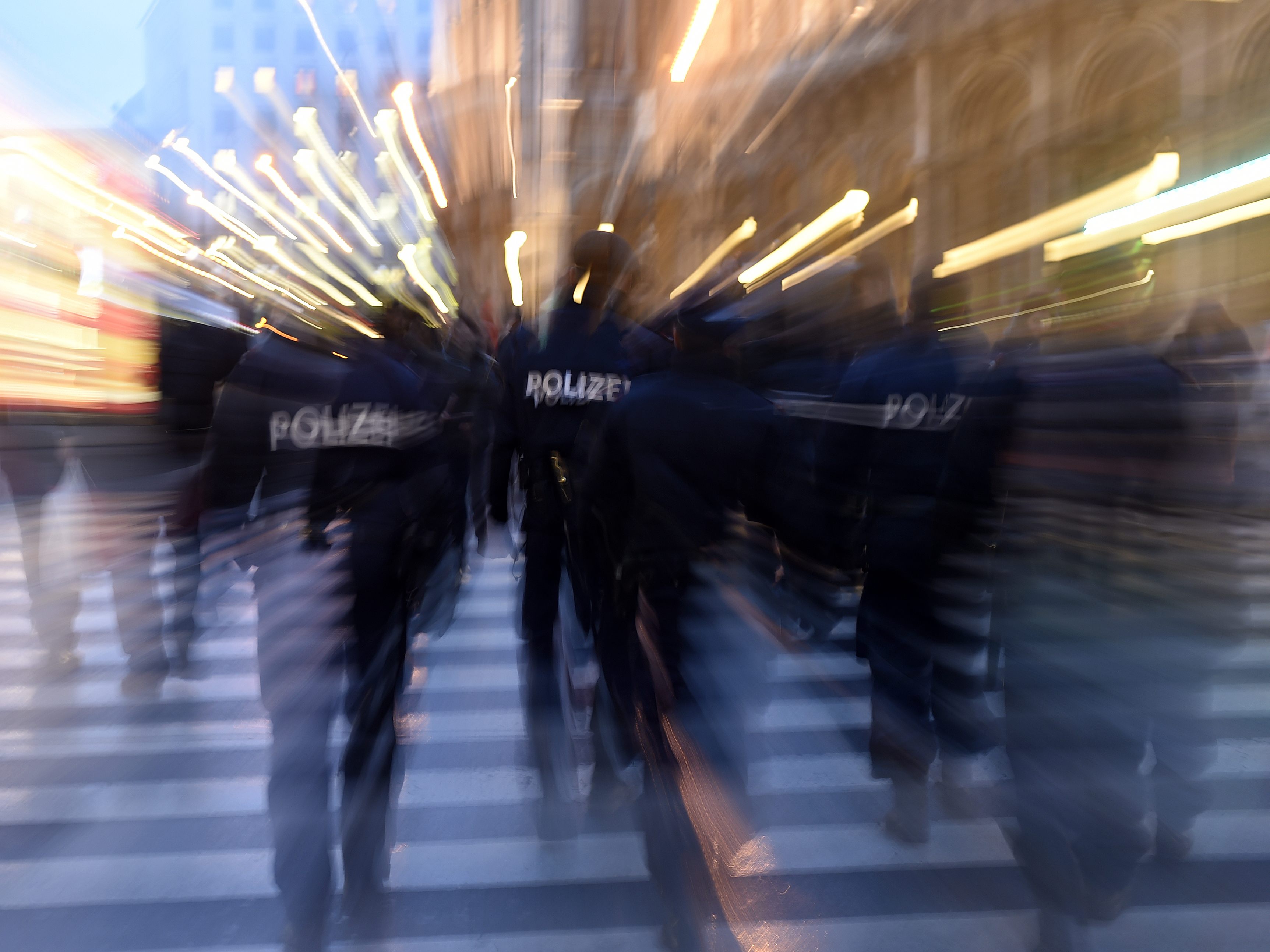 Ein 40-Jähriger bedrohte in Wien-Hernals zwei Männer mit einer täuschend echt aussehenden Softgun. Ein 40-Jähriger bedrohte in Wien-Hernals zwei Männer mit einer täuschend echt aussehenden Softgun.
