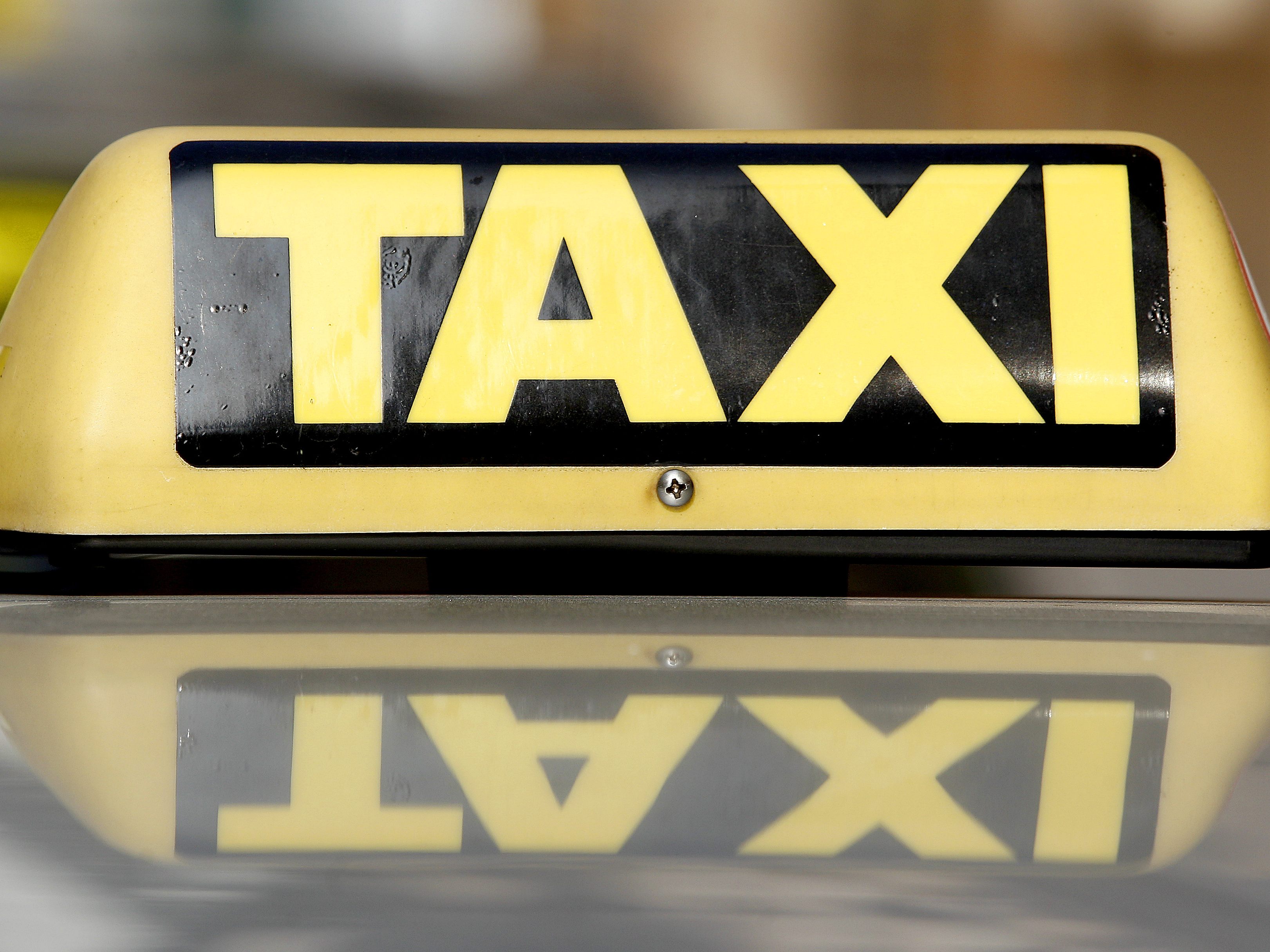 Ein Radfahrer prallte gegen eine plötzlich geöffnete Taxi-Tür.
