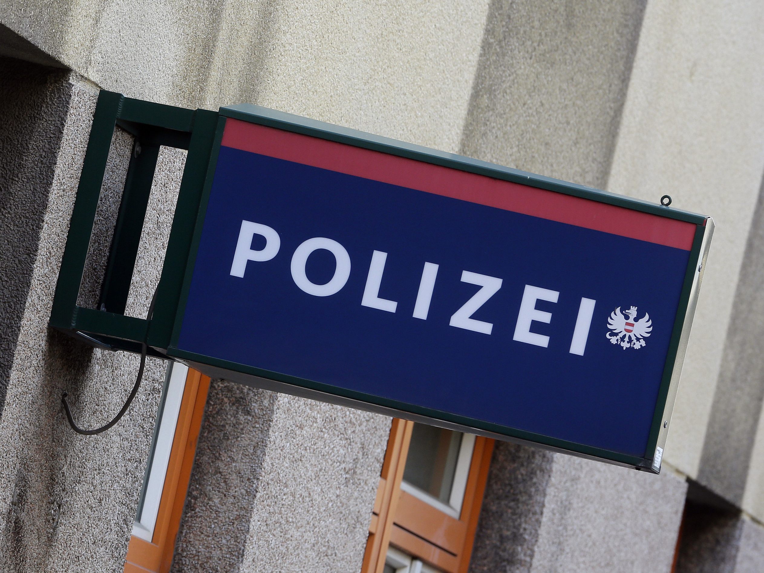 Ein Oberösterreicher lieferte drei Granaten persönlich bei der Polizei ab. Ein Oberösterreicher lieferte drei Granaten persönlich bei der Polizei ab.