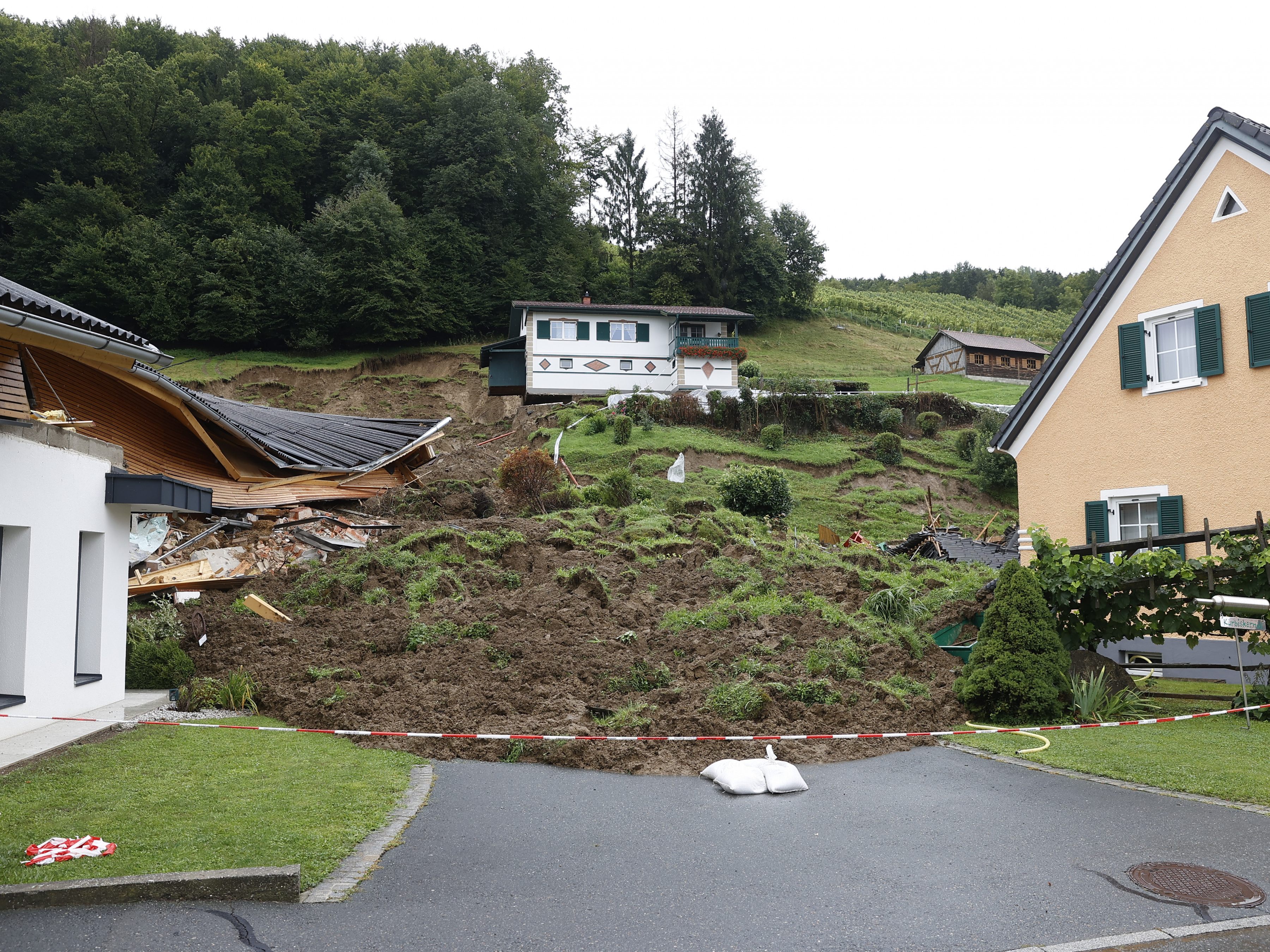 Laut Hydrologen Günter Blöschl war das Unwetter in Österreich in den vergangenen Tagen eines der größten Hochwasser in den vergangenen zehn bis zwanzig Jahren. Laut Hydrologen Günter Blöschl war das Unwetter in Österreich in den vergangenen Tagen eines der größten Hochwasser in den vergangenen zehn bis zwanzig Jahren.