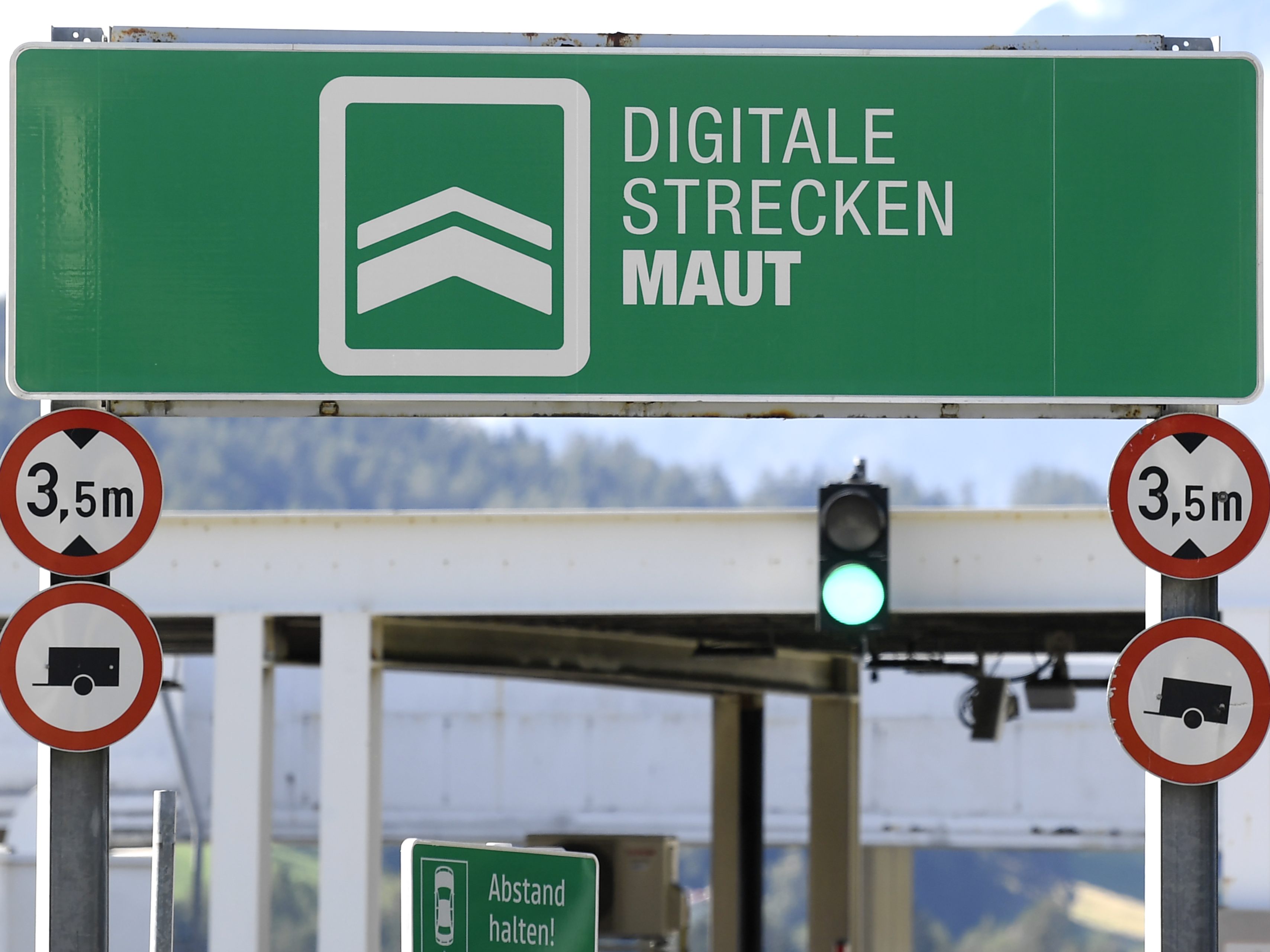 Die Asfinag öffnet bei der Schönberg-Mautstelle eine schrankenlose Spur für Alle. Die Asfinag öffnet bei der Schönberg-Mautstelle eine schrankenlose Spur für Alle.