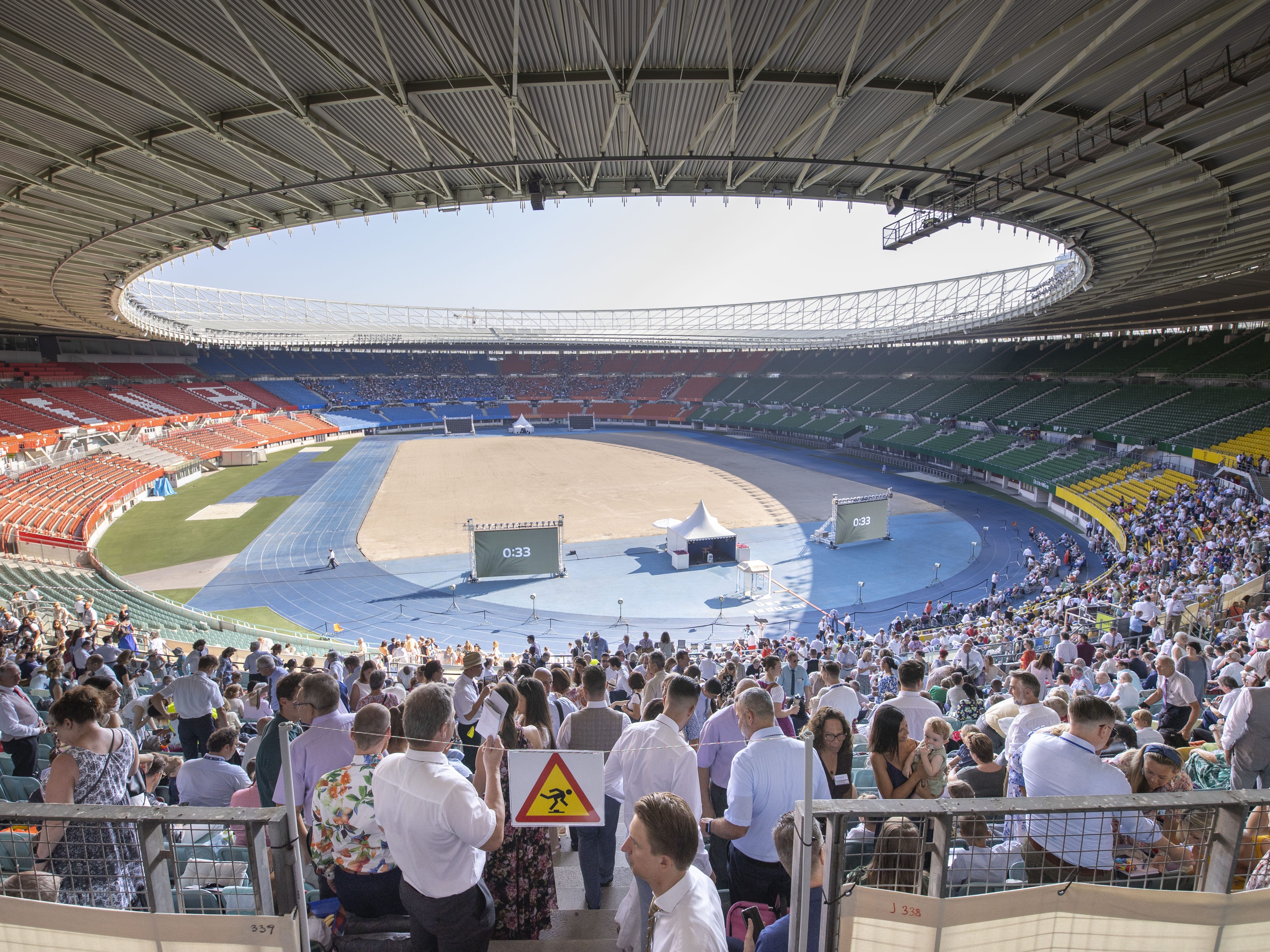 Der Zeugen-Jehovas-Kongress im Wiener Ernst-Happel-Stadion wurde ohne Zwischenfälle beendet. Der Zeugen-Jehovas-Kongress im Wiener Ernst-Happel-Stadion wurde ohne Zwischenfälle beendet.