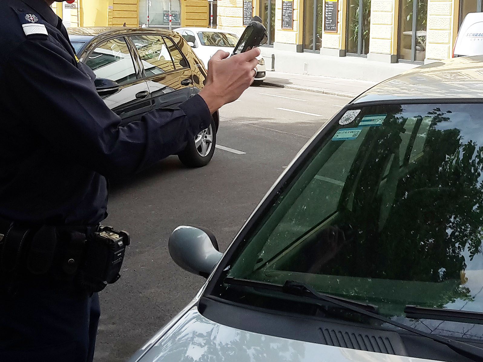 In Wien gab es einen Zwischenfall mit einem Parksheriff. In Wien gab es einen Zwischenfall mit einem Parksheriff.