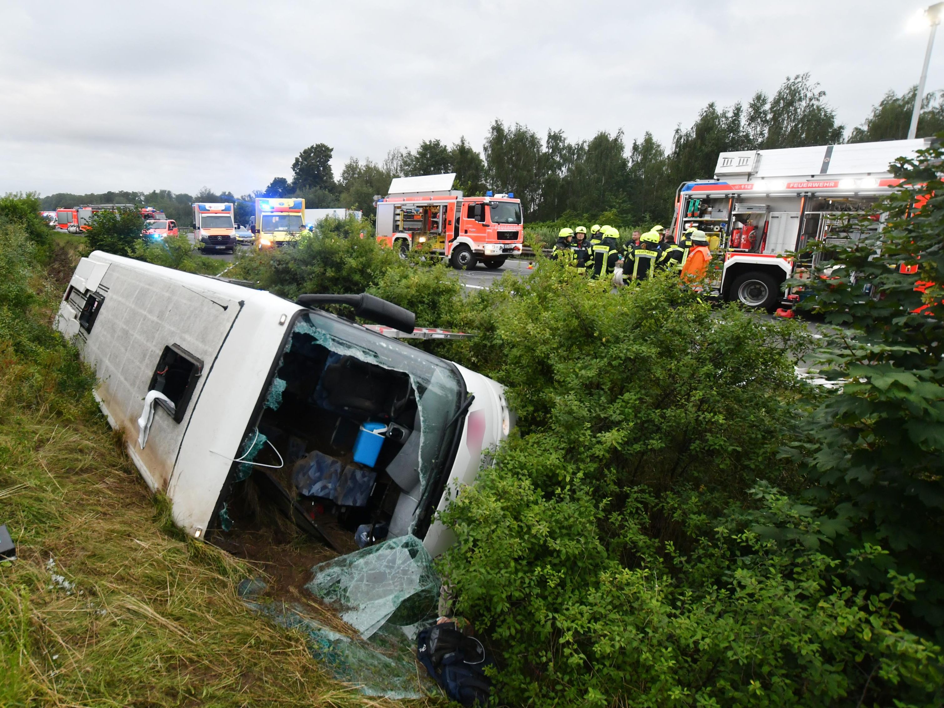 Mehrere Menschen wurden beim Unfall eines Reisebus verletzt.