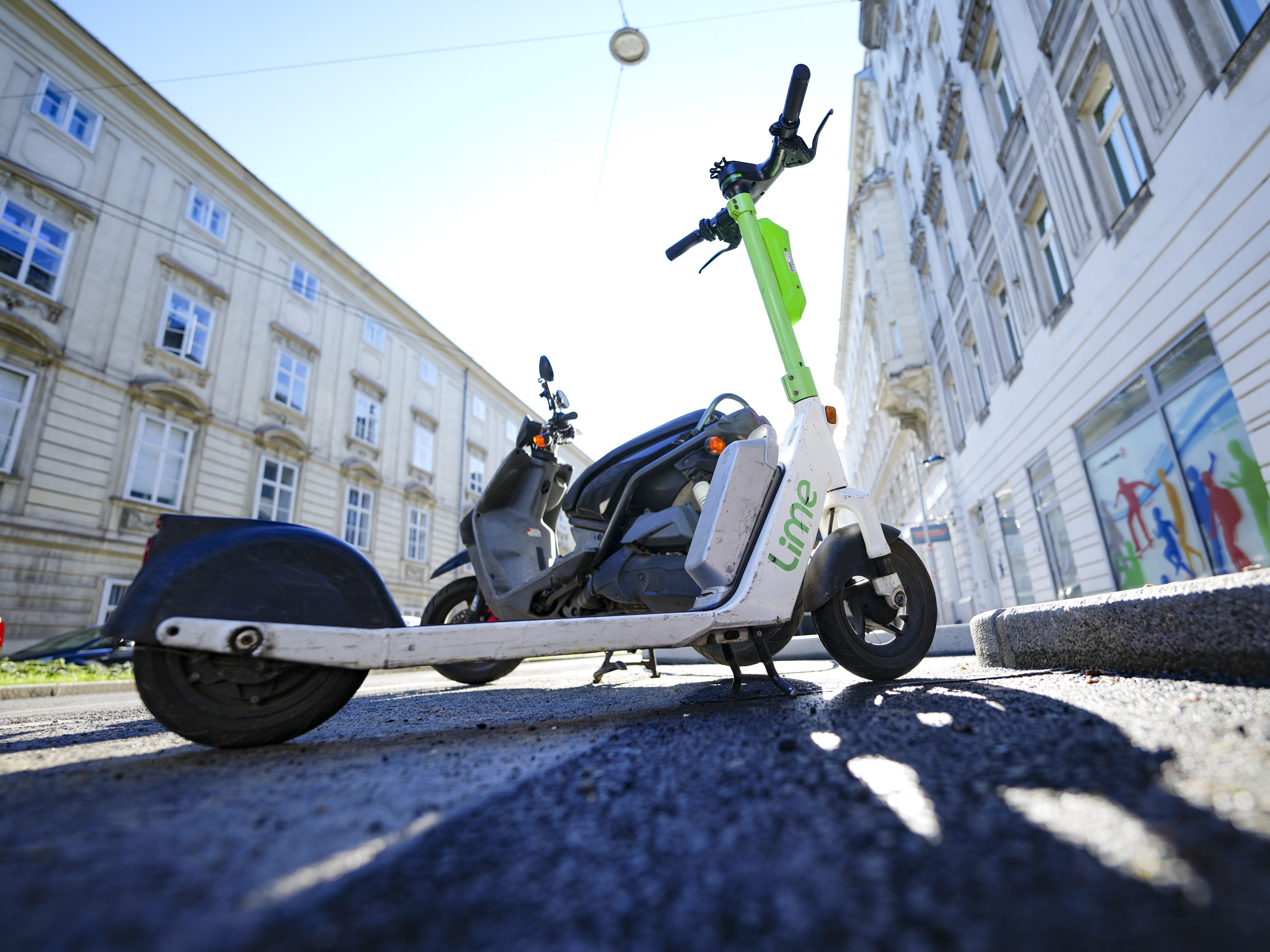 Ein Auto-Lenker krachte in Wien-Favoriten in einen E-Scooter-Fahrer.