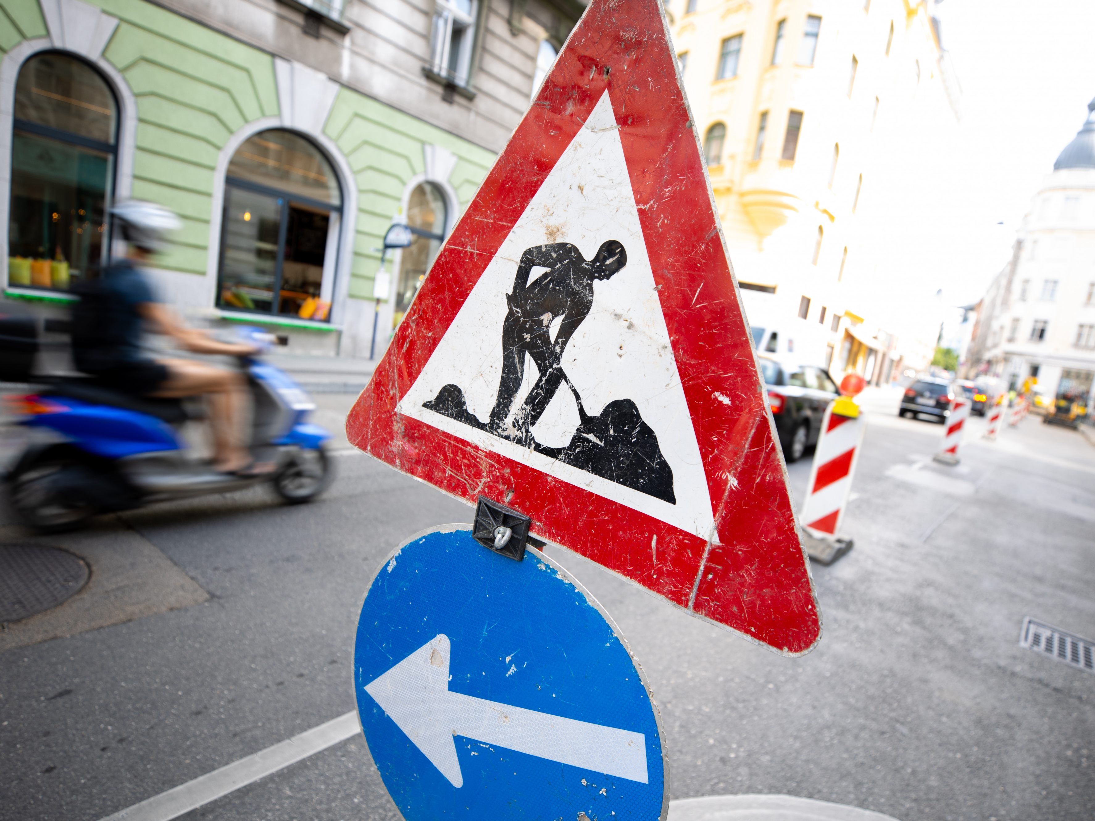 Die Stadt Wien startet am 16. August 2023 mit der Sanierung der Fahrbahn in der Laaer-Berg-Straße in Wien-Favoriten. Die Stadt Wien startet am 16. August 2023 mit der Sanierung der Fahrbahn in der Laaer-Berg-Straße in Wien-Favoriten.