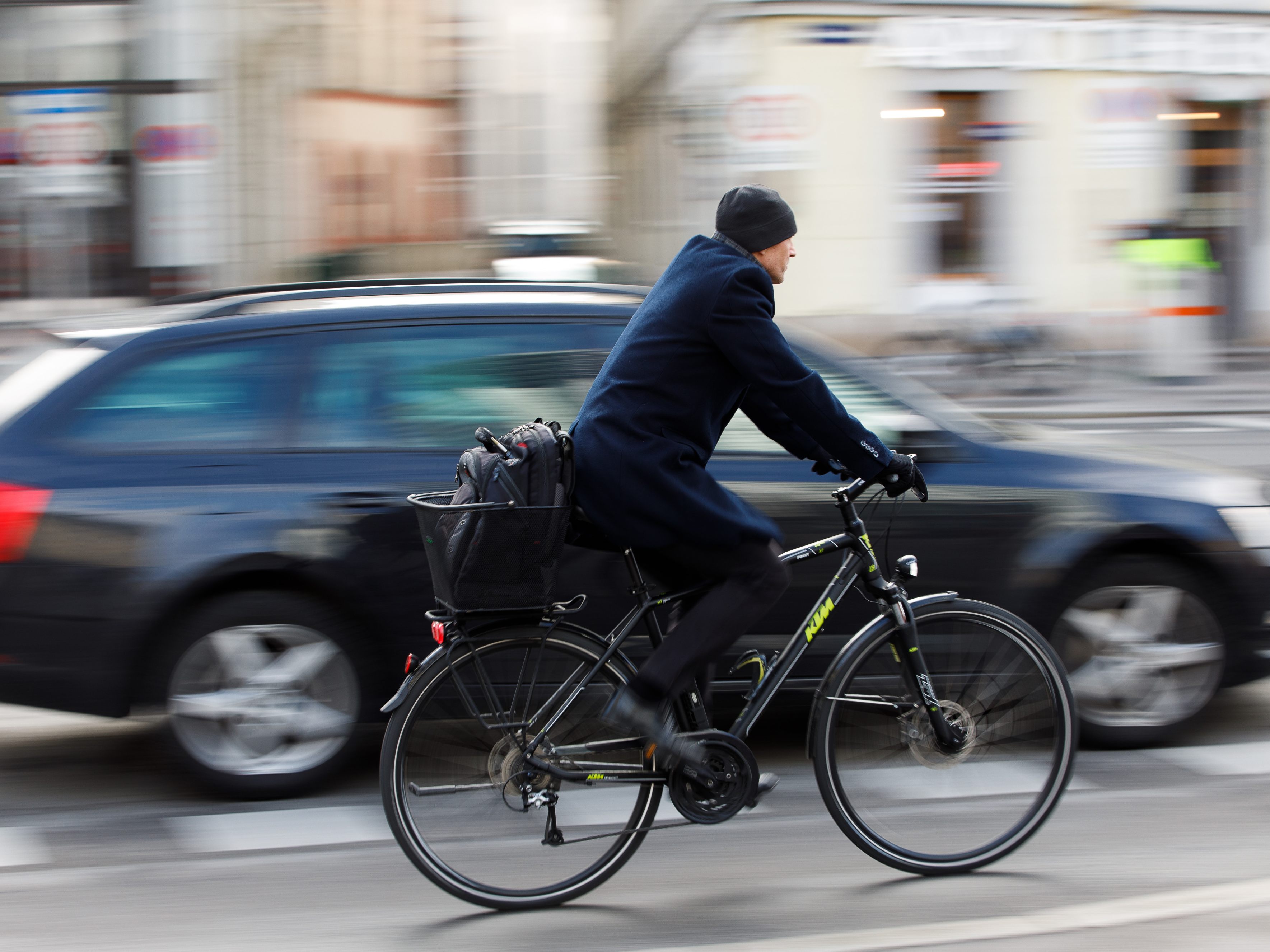 Kraftfahrzeug-Lenker halten oft zu wenig Abstand beim Überholfen von Radfahrern.