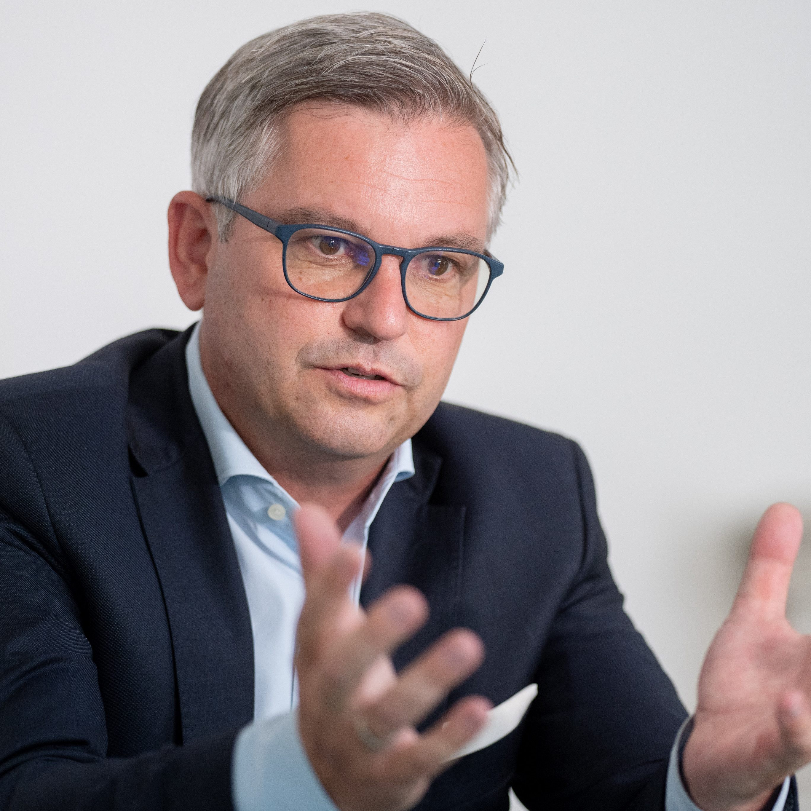 Die SPÖ wirft Finanzminister Magnus Brunner (ÖVP) Gesetzesbruch vor.