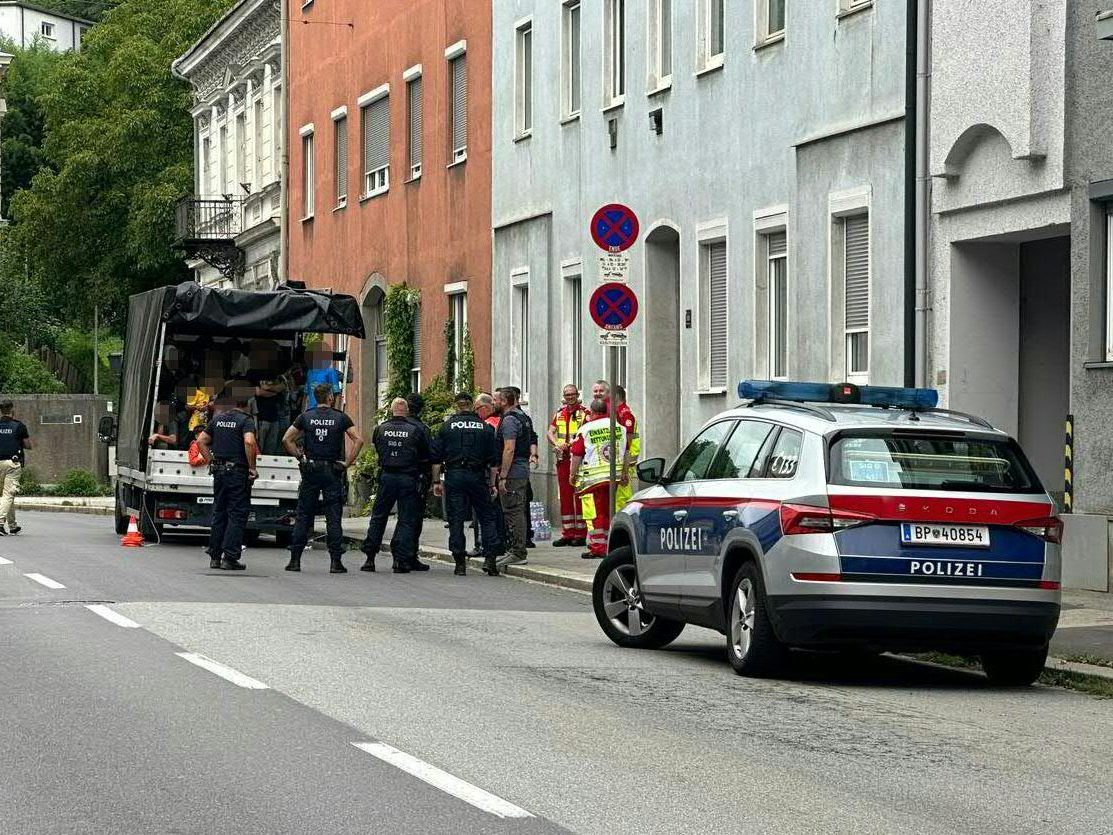 Ein Kleintransporter mit 53 Personen wurde in Linz aufgehalten. Ein Kleintransporter mit 53 Personen wurde in Linz aufgehalten.