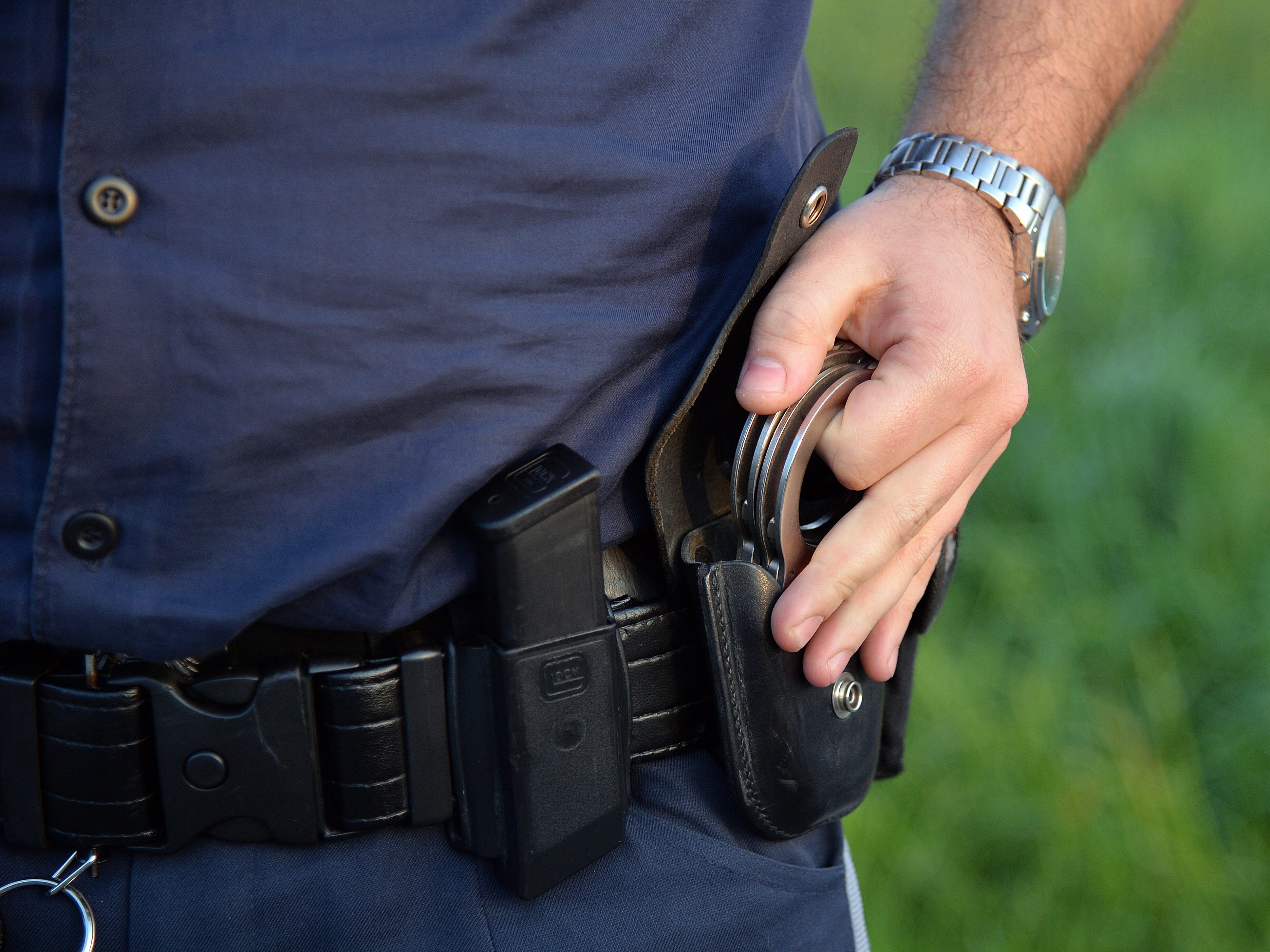 Ein Duo wurde nach einer Serie von Diebstählen von der Polizei gestoppt. Ein Duo wurde nach einer Serie von Diebstählen von der Polizei gestoppt.