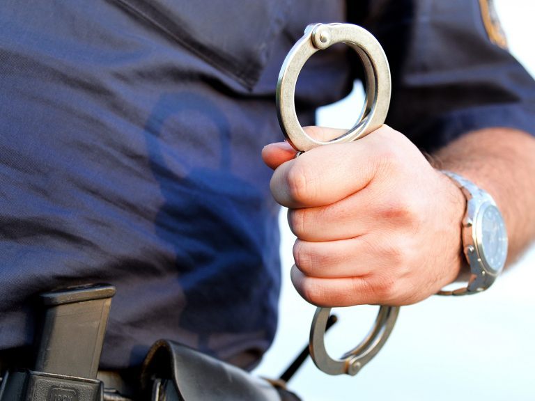In Wien-Wieden wurde ein 42-Jähriger festgenommen, nachdem er einen 14-Jährigen mit einem Messer bedrohte.