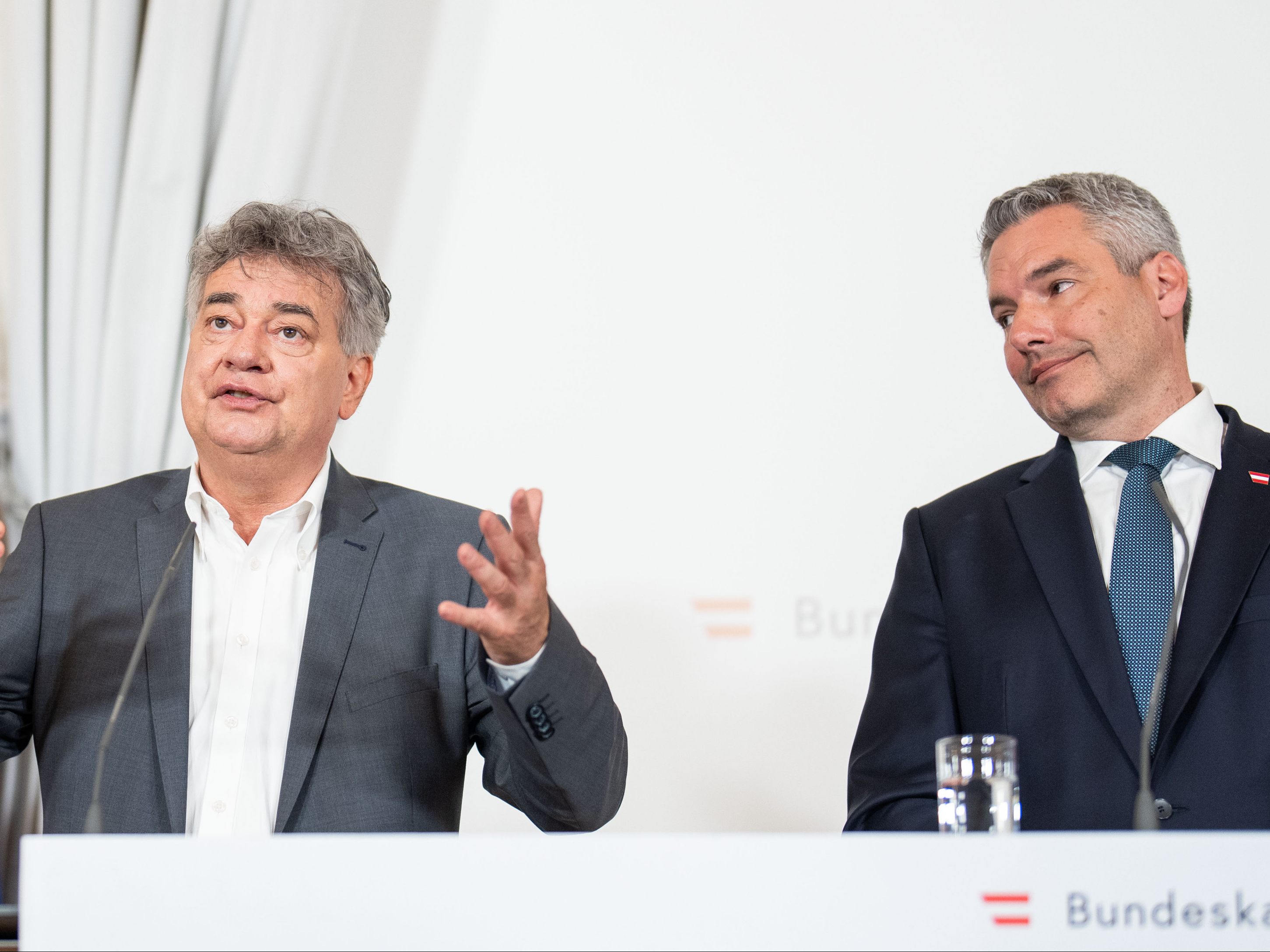 Regierung kündigt Nulllohnrunde für Spitzenpolitik an. Regierung kündigt Nulllohnrunde für Spitzenpolitik an.