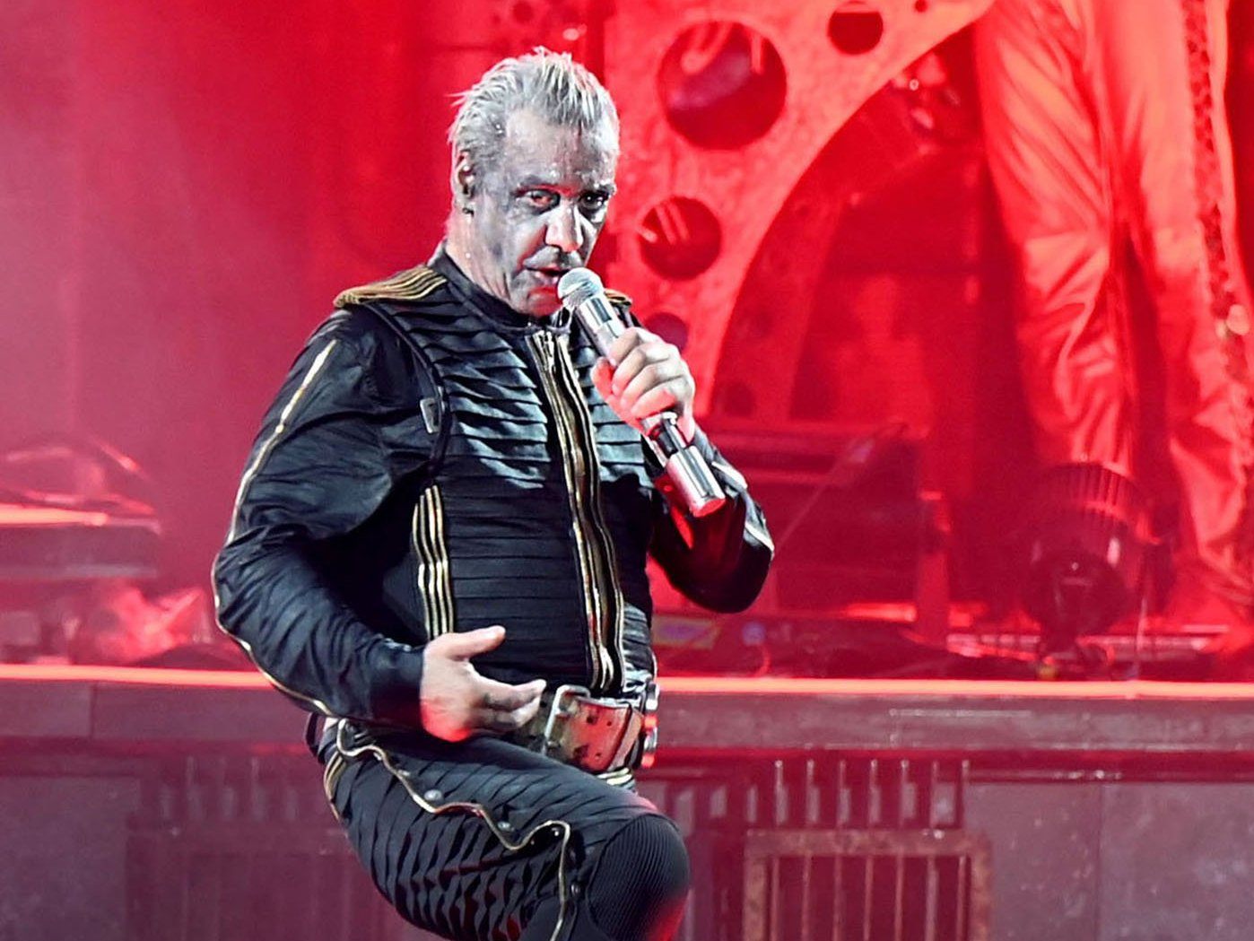 Die Anwälte von Till Lindemann erreichten im Fall der Vorwürfe gegen den Rammstein-Sänger nun eine einstweilige Verfügung.