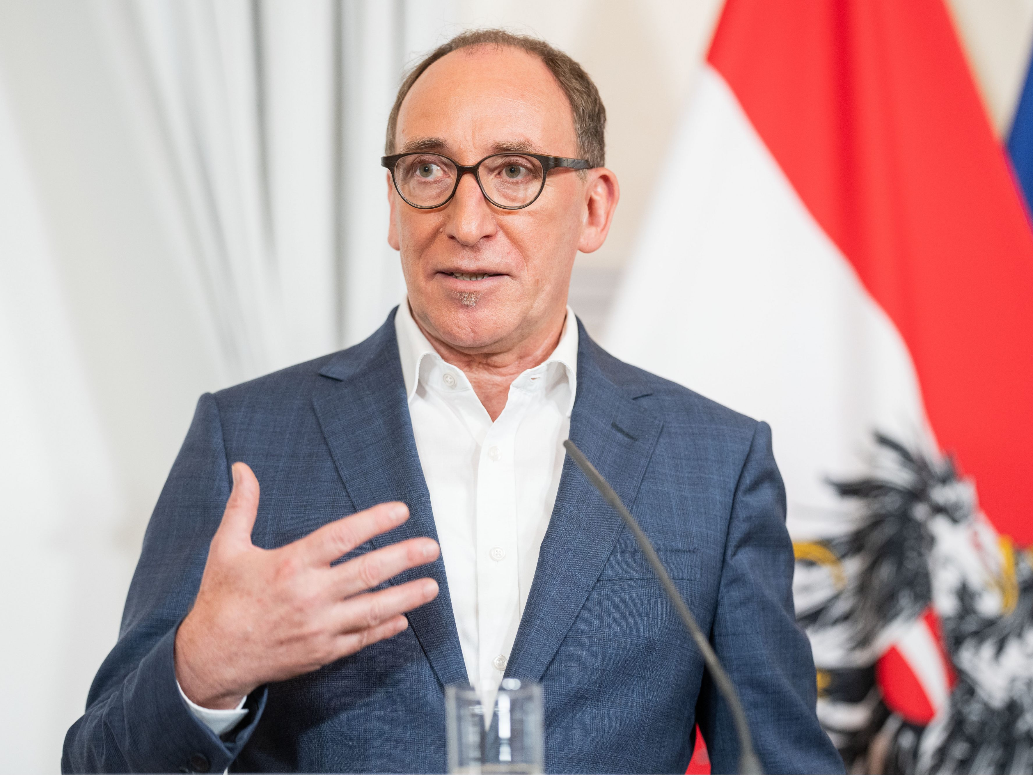Der Sozialminister hat eine Verbandsklage gegen Banken in Auftrag gegeben. Der Sozialminister hat eine Verbandsklage gegen Banken in Auftrag gegeben.