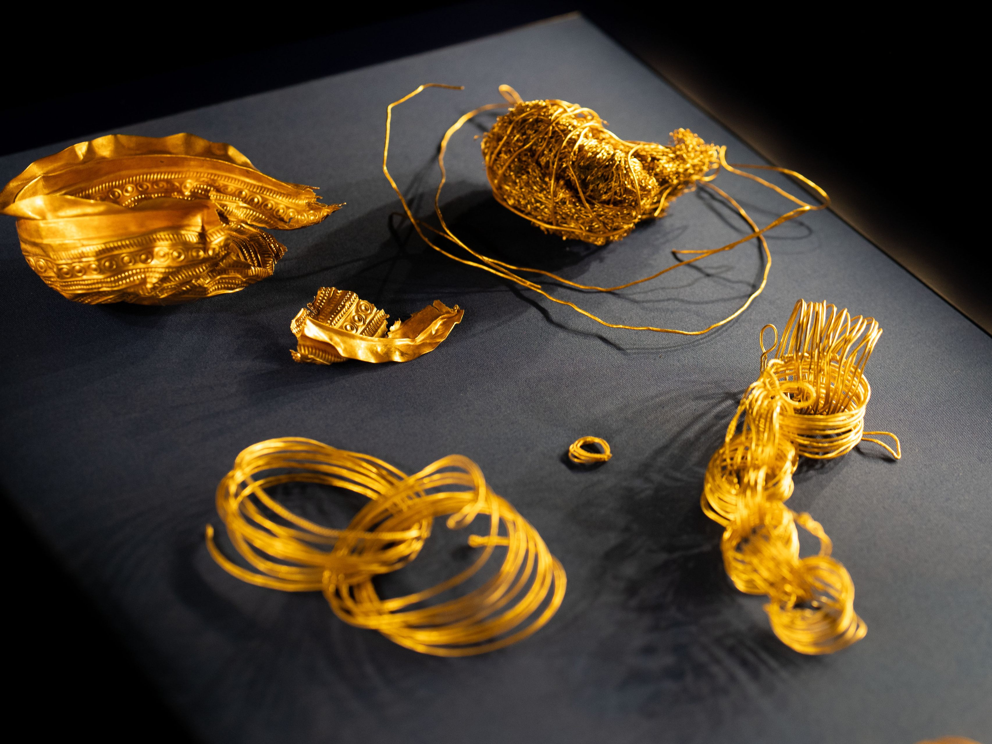 Das Bild zeigt eine Vitrine mit Goldschatz.