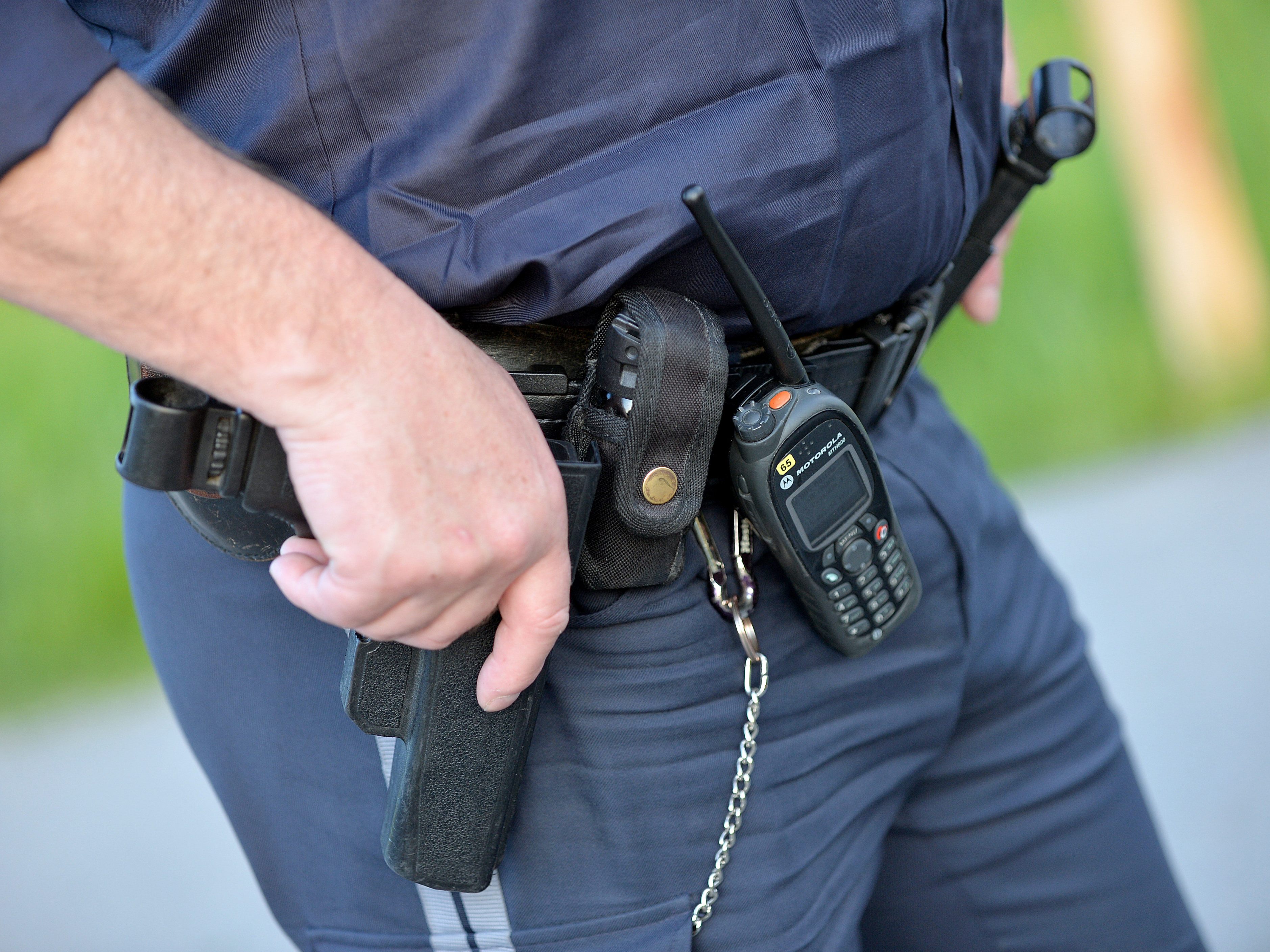 Ein falscher Polizist brachte eine 81-Jährige um ihr Erspartes.