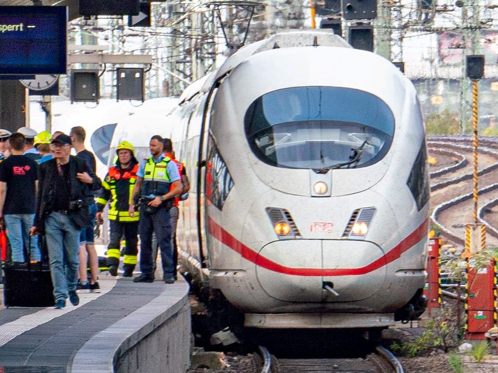 Weil er durch seine Rauchpause die Weiterfahrt seines Zuges verpasste, kletterte ein 41-jähriger in Deutschland auf die Kupplung des ICE-Zuges. Weil er durch seine Rauchpause die Weiterfahrt seines Zuges verpasste, kletterte ein 41-jähriger in Deutschland auf die Kupplung des ICE-Zuges.