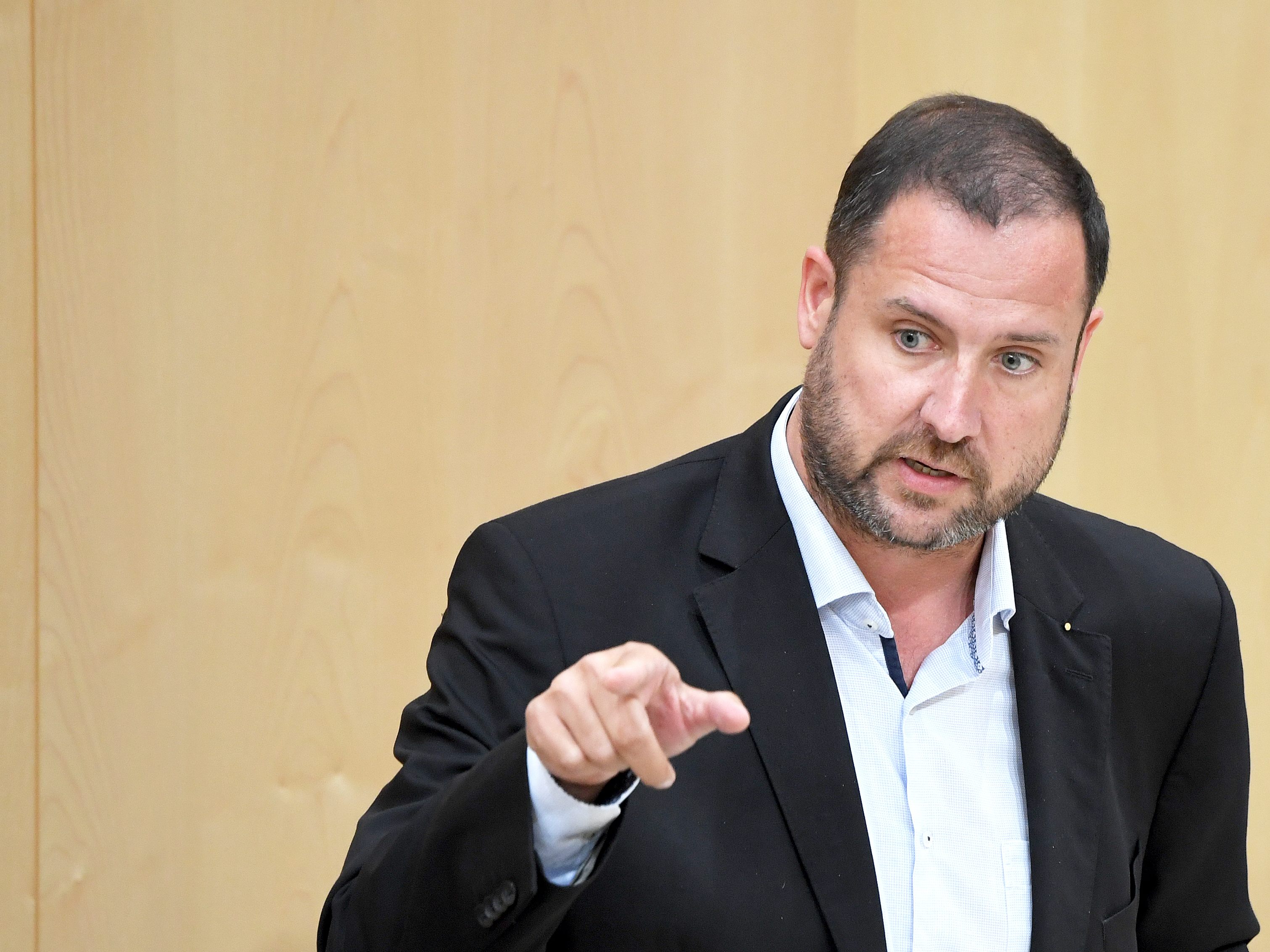 "Es ist ärgerlich, dass man aus einer internen Gruppe Informationen weitergibt", so FPÖ-Generalsekretär Hafenecker. "Es ist ärgerlich, dass man aus einer internen Gruppe Informationen weitergibt", so FPÖ-Generalsekretär Hafenecker.