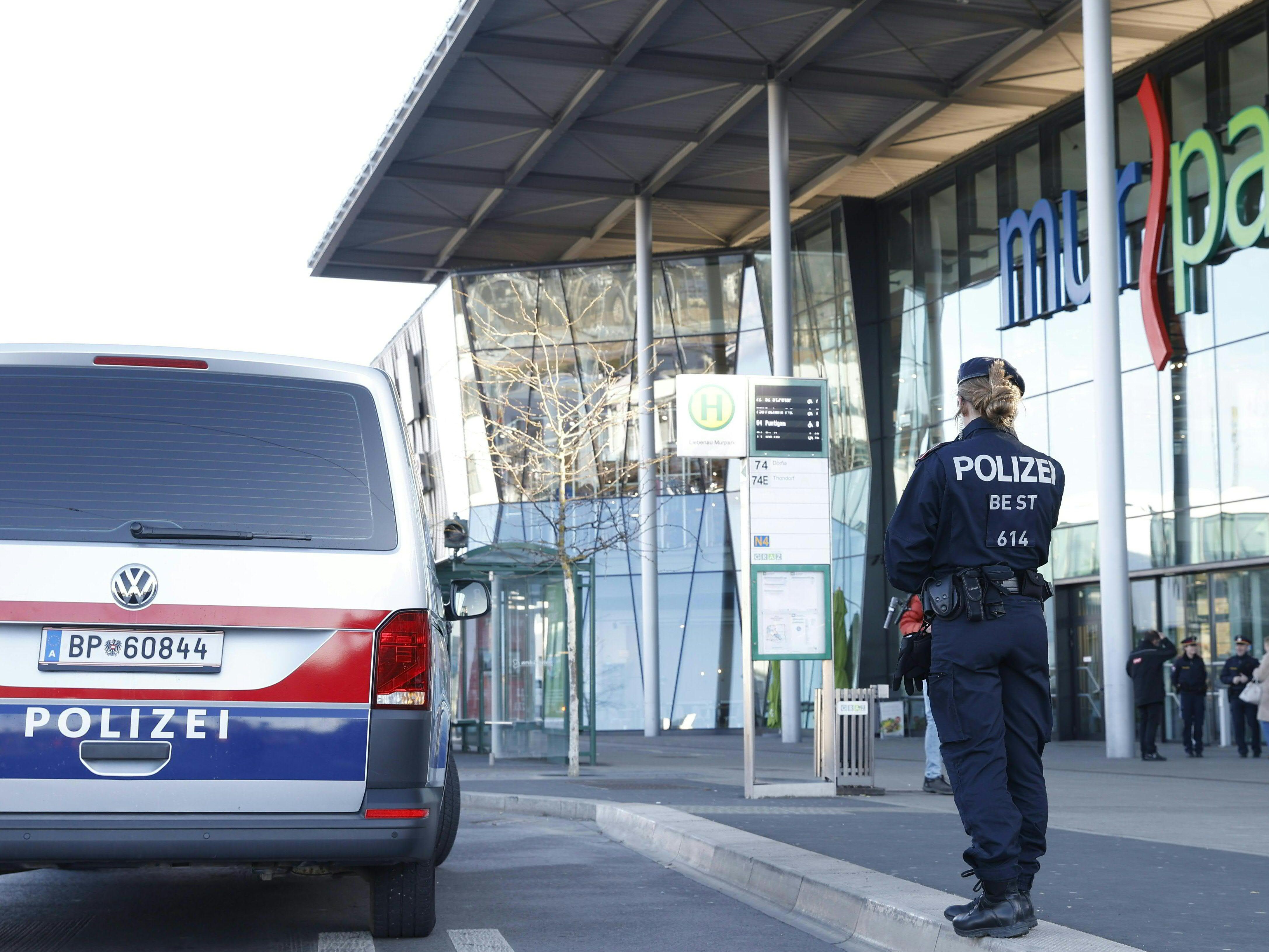 Am Montag führten Schüsse aus einer Schreckschusspistole bei einem Grazer Supermarkt zu einem Polizei-Großeinsatz. Am Montag führten Schüsse aus einer Schreckschusspistole bei einem Grazer Supermarkt zu einem Polizei-Großeinsatz.