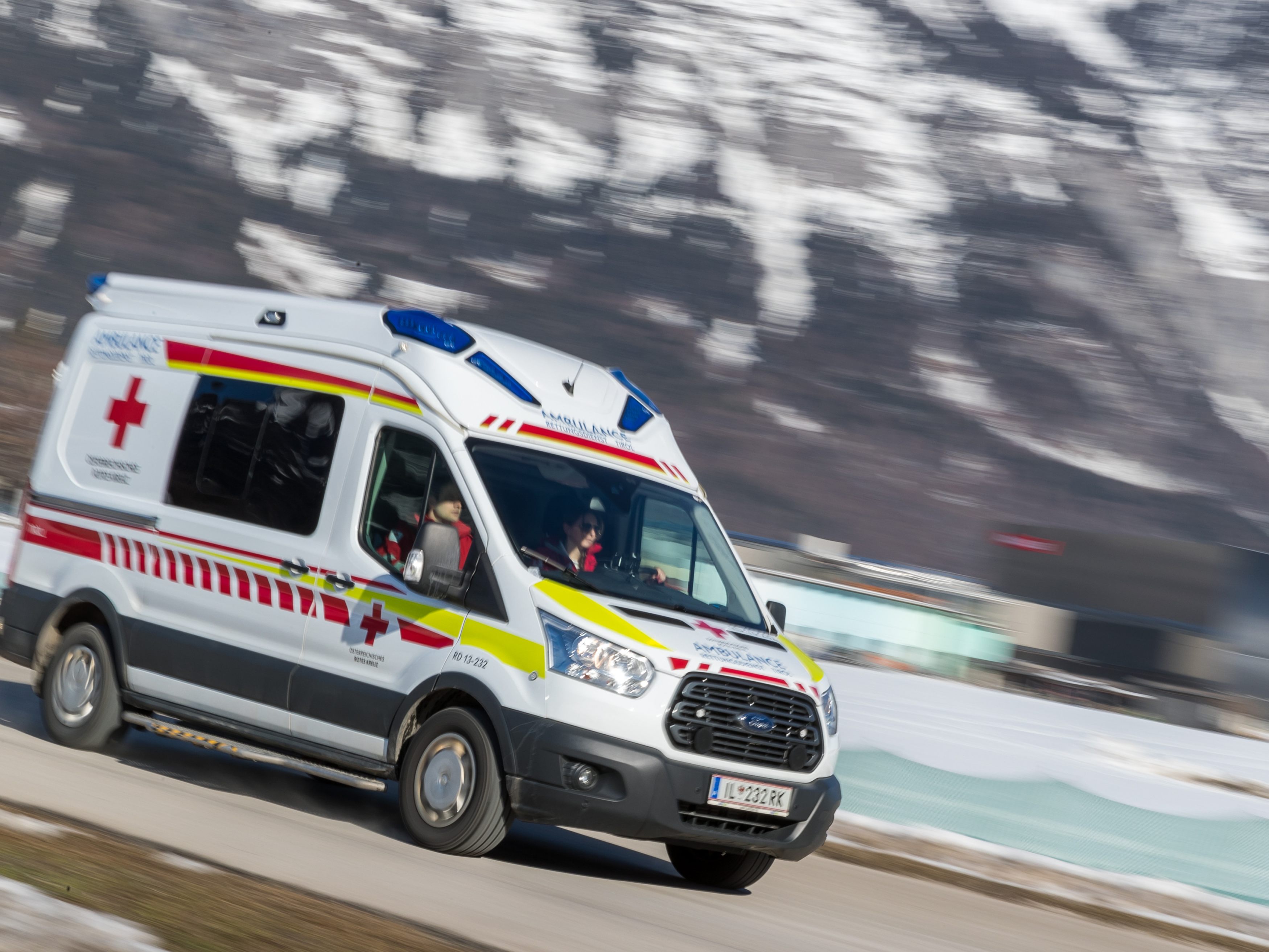 Im Burgenland wurde ein Mann von einem Auto überrollt.