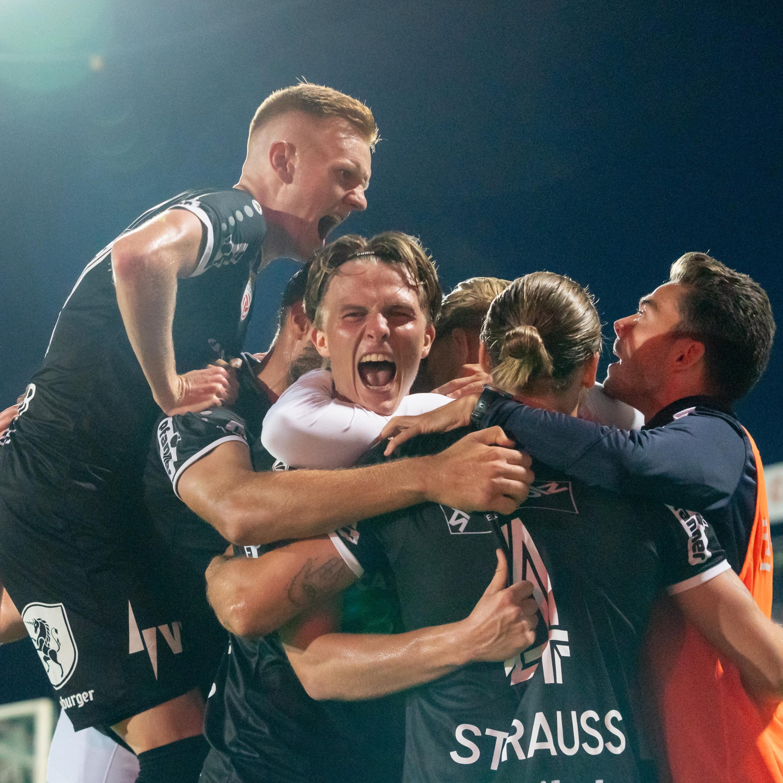 Großer Jubel herrschte bei den Altacher Spielern.